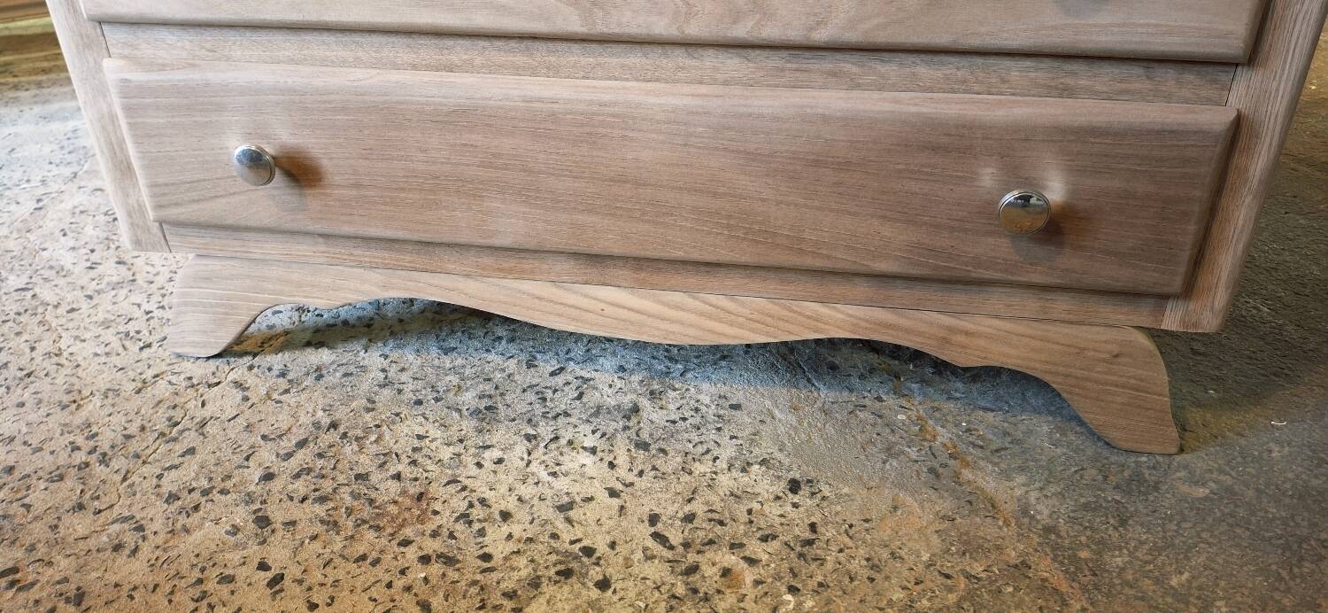Oak chest of drawers