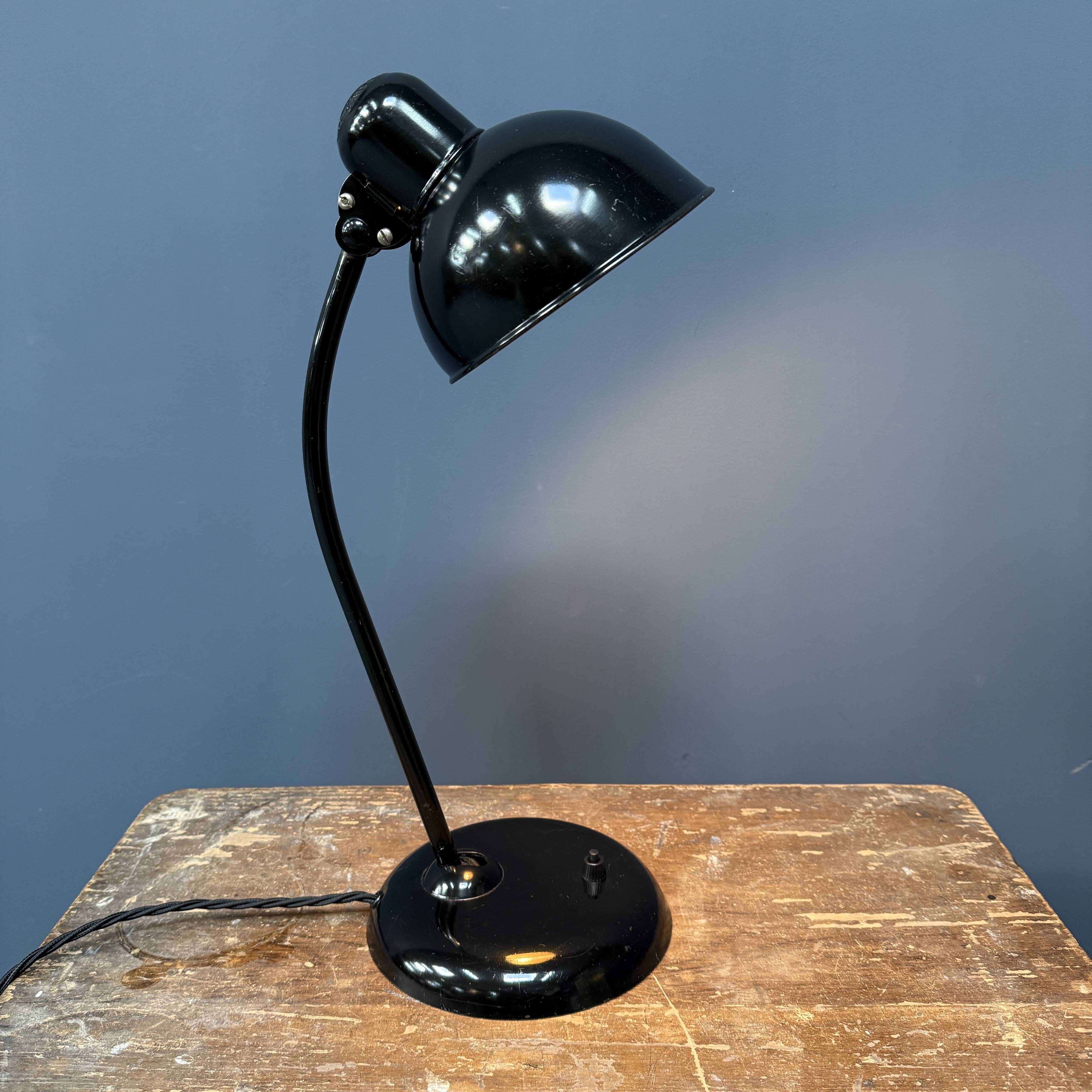 Lampe de bureau Bauhaus Kaiser Idell noire modèle 6556