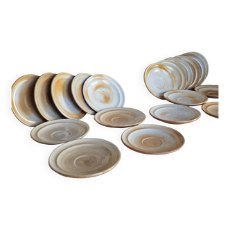 12 saucers in Sandstone of the Marais