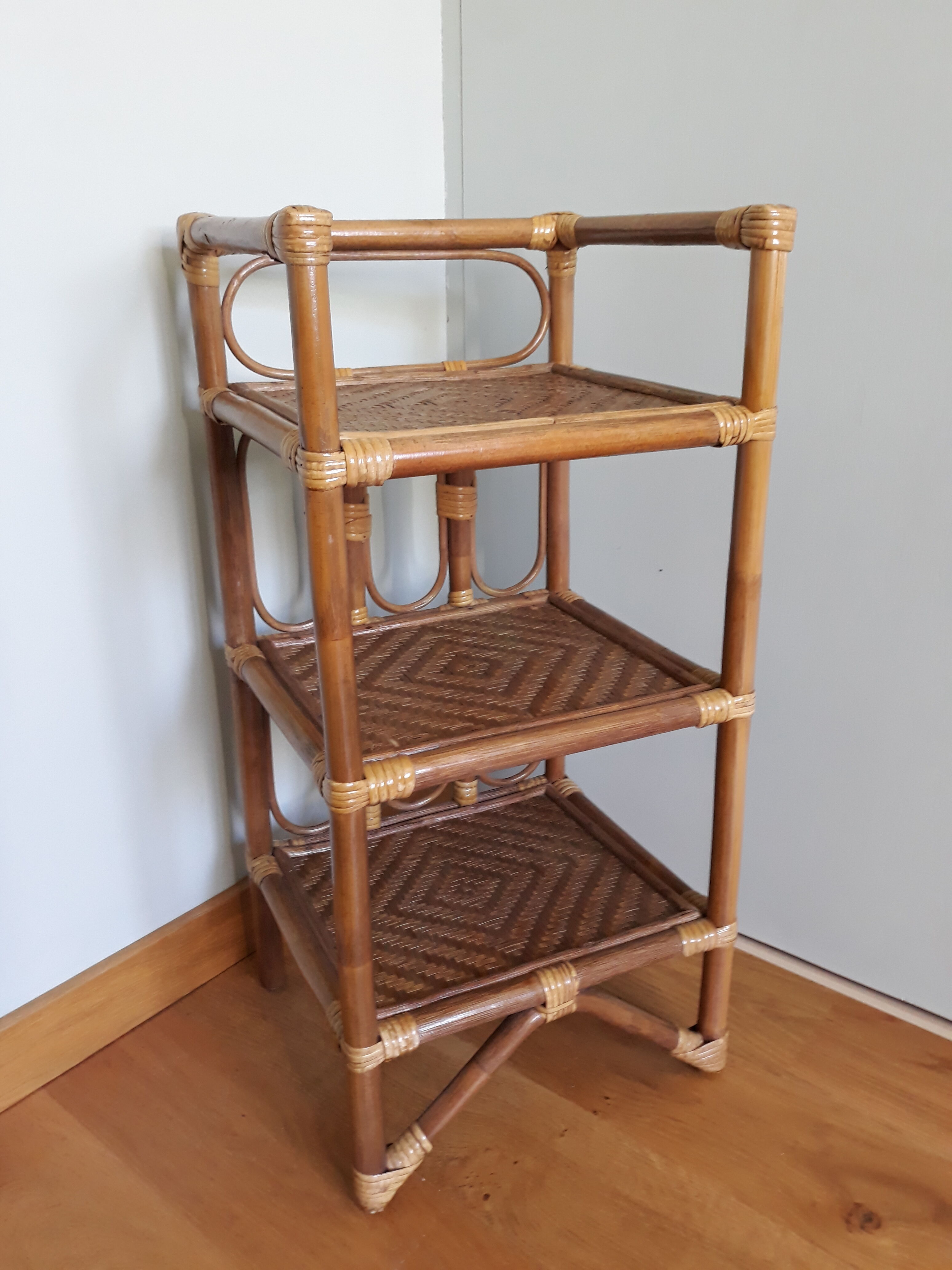 Light rattan shelf with canning