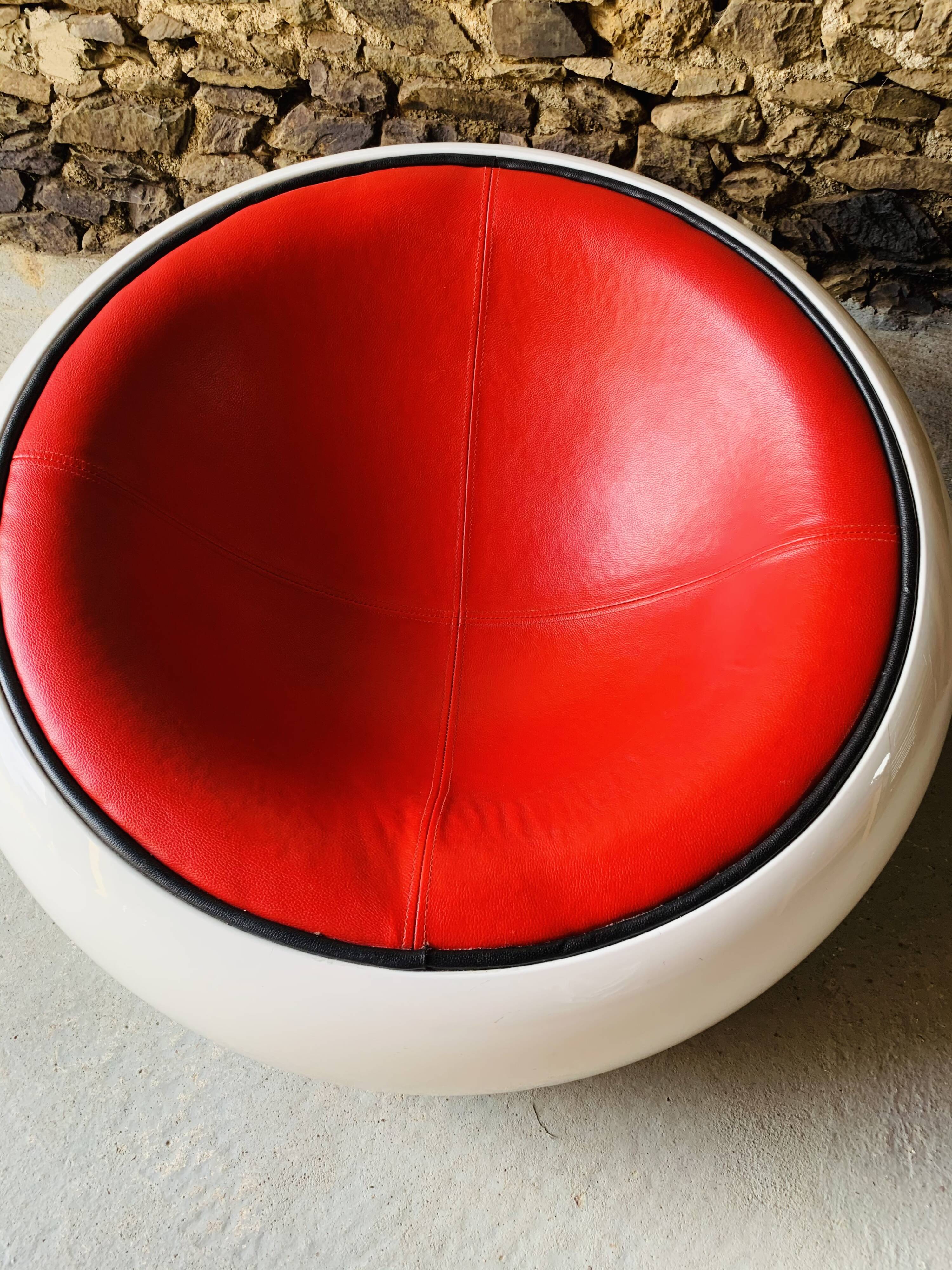 Armchair eye pod ball