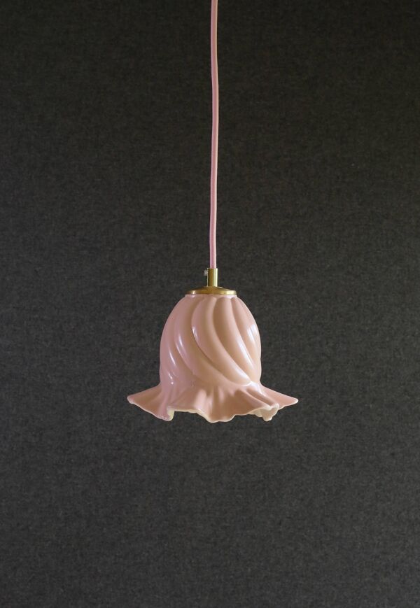 Suspension ancienne en verre peint rose et blanc, suspension française -livrée avec douille et cable