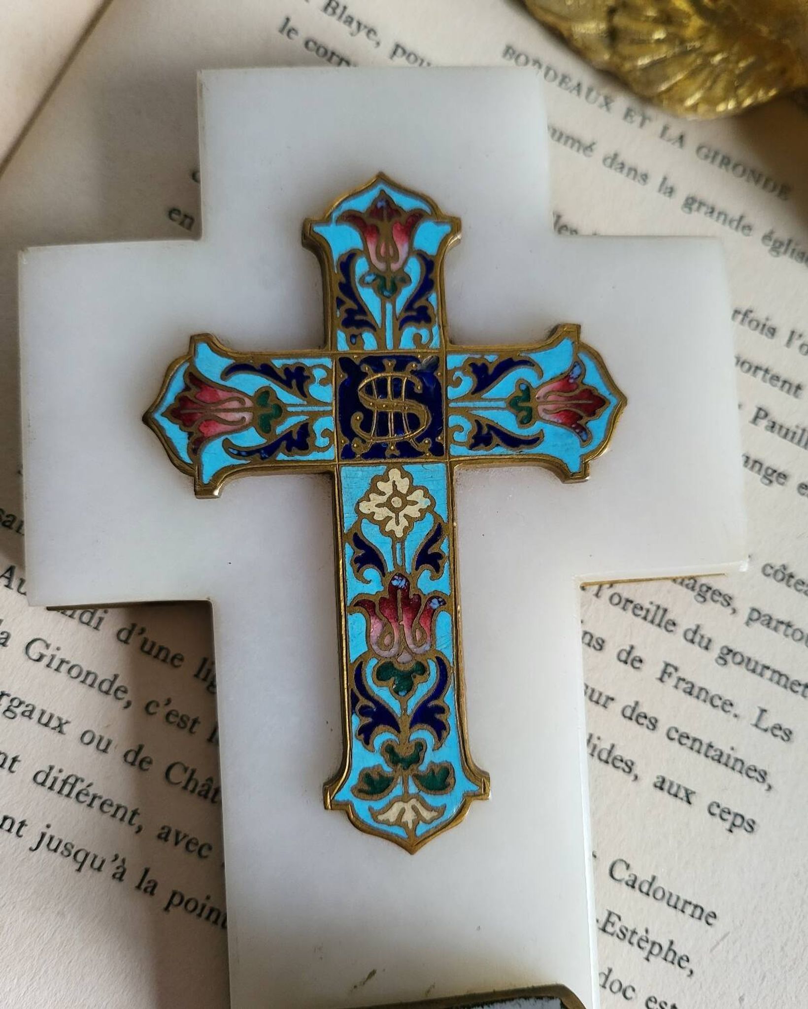 Croix Bénitier en Onyx et émail cloisonné