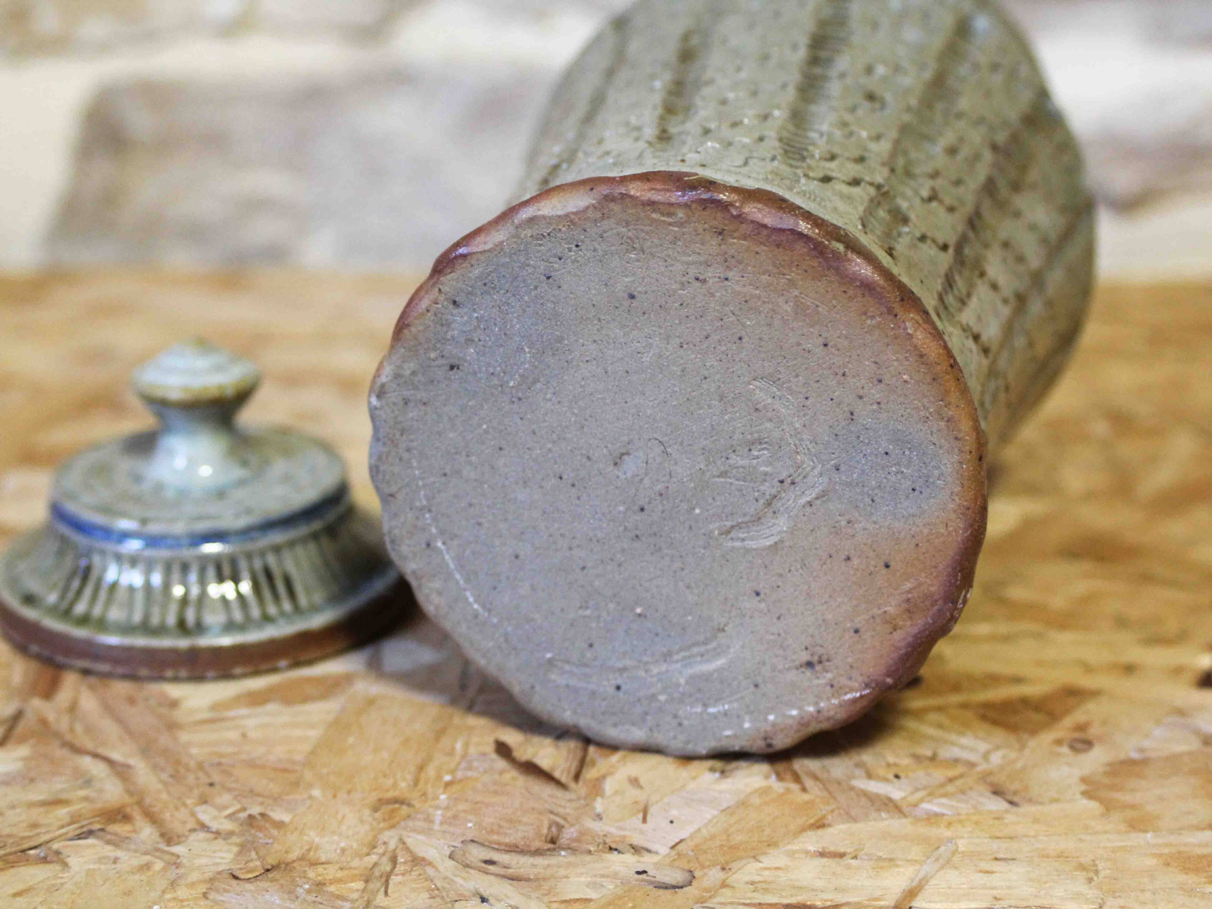 Pot couvert en grès vernissé