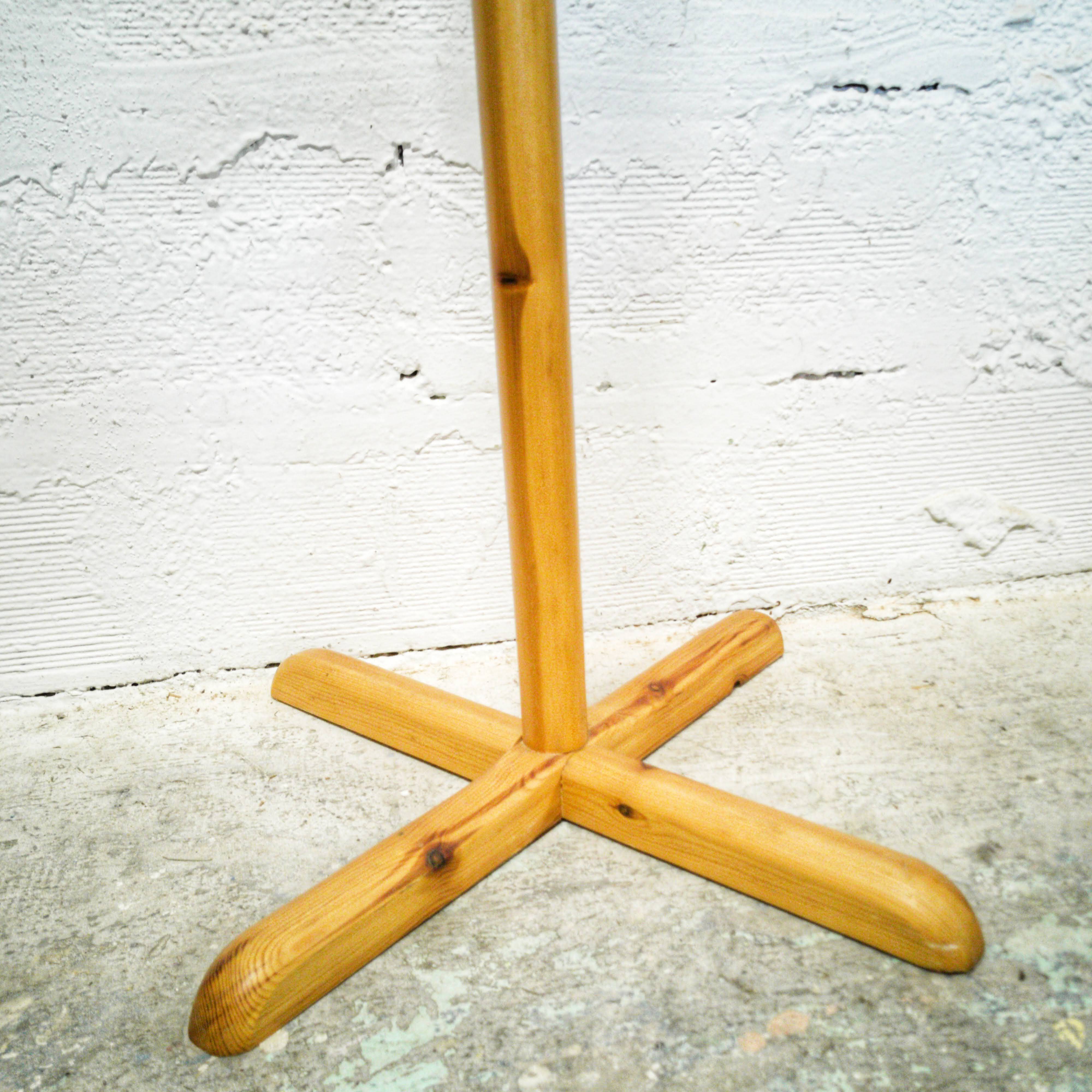 Porte-manteau sur pied en pin