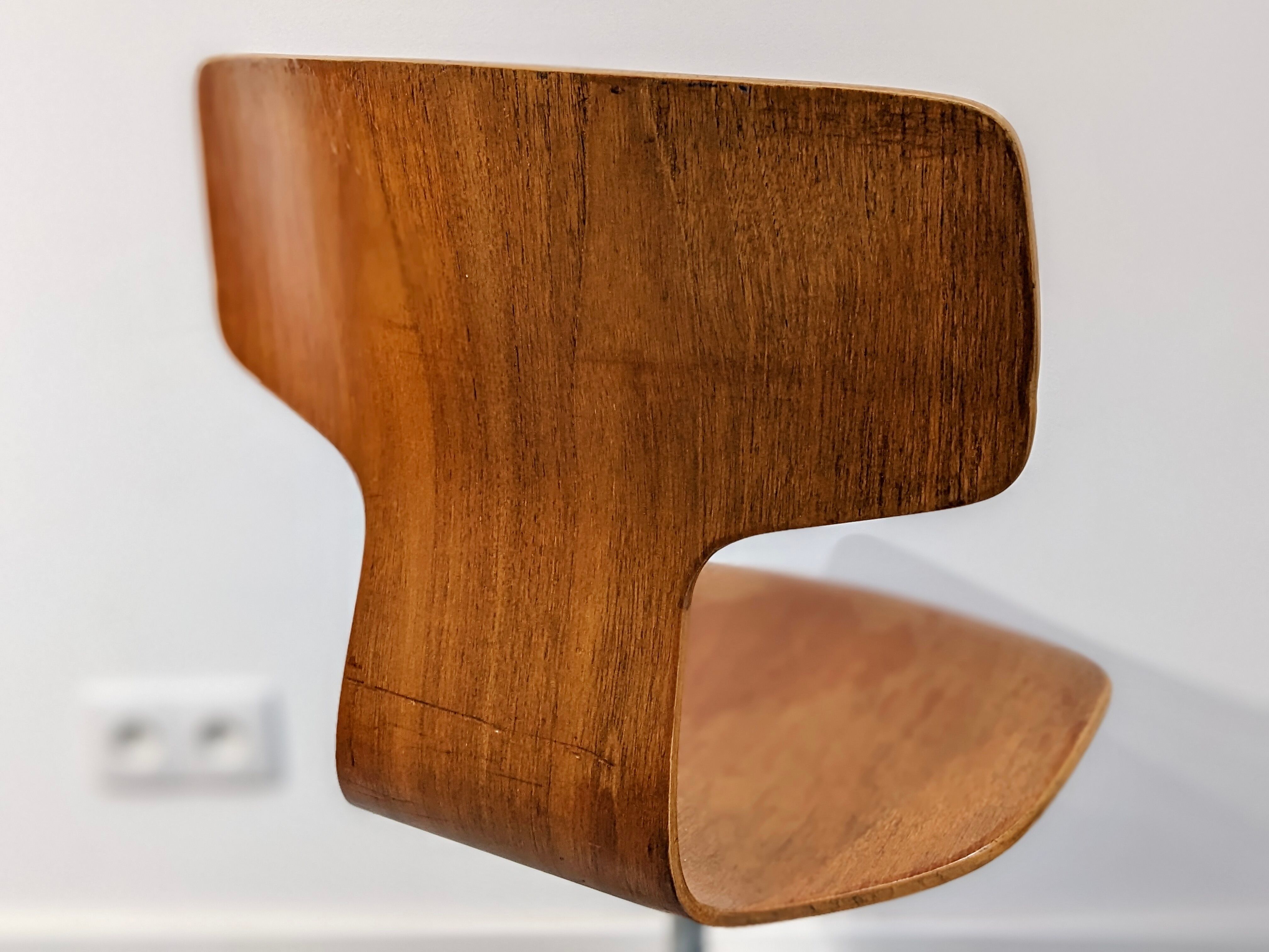 Office chair model hammer N°3103" by Arne Jacobsen