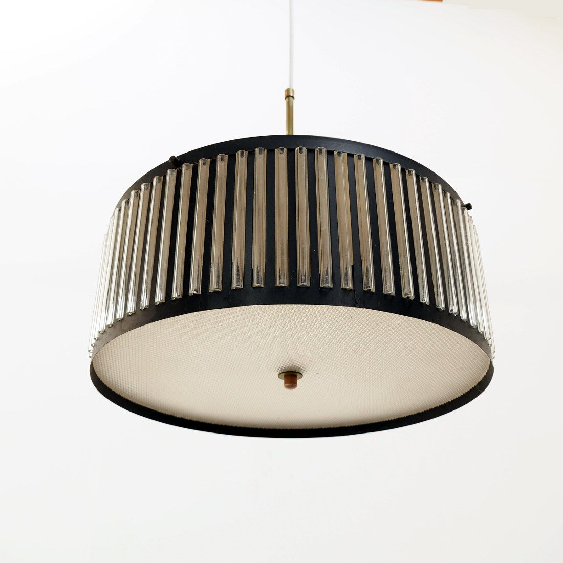 Suspension noire en métal avec des détails en cuivre des années 1960