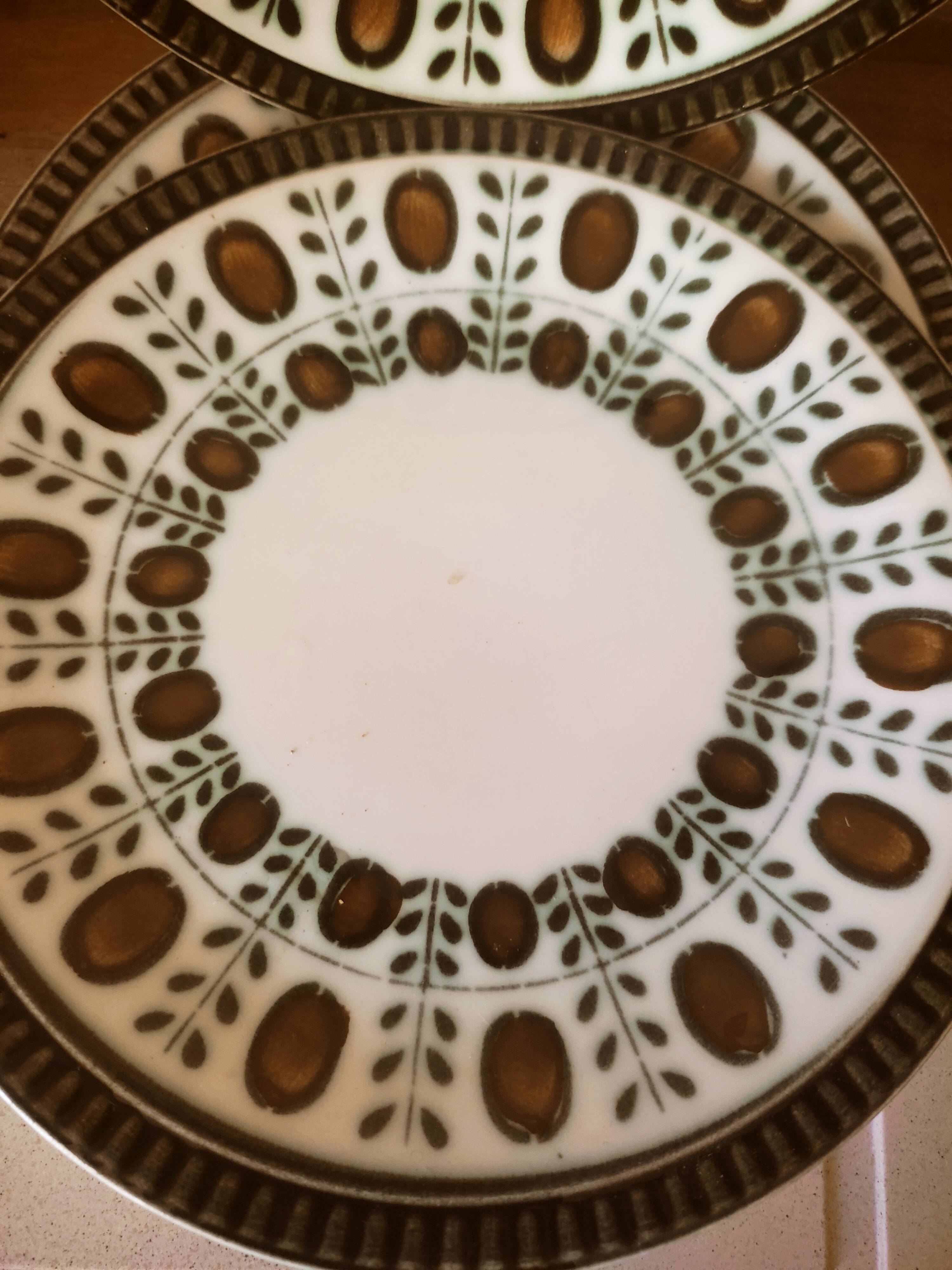 4 dessert plates Boch nut model
