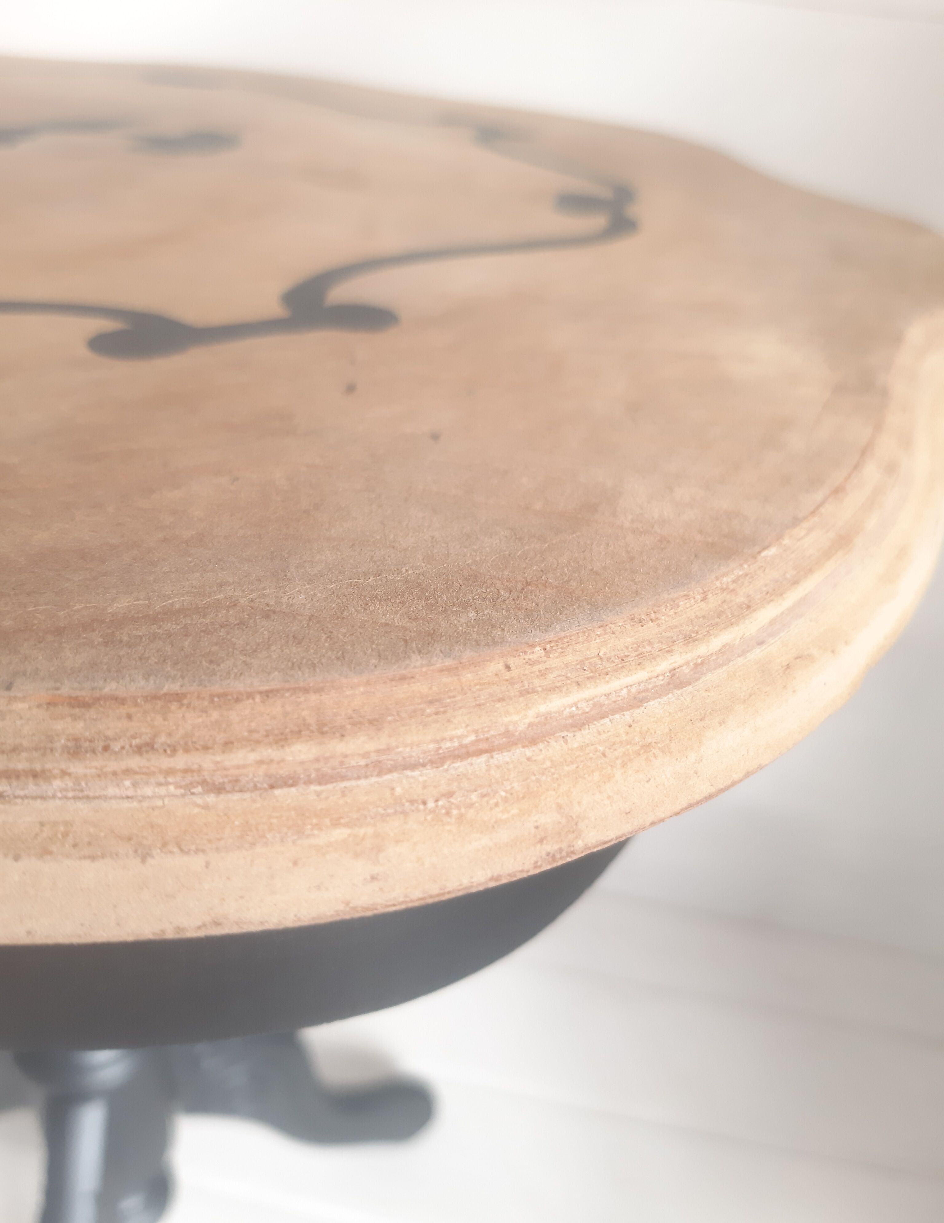 Turntable pedestal table