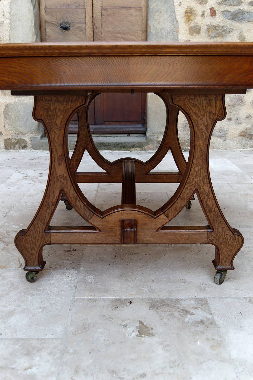 Dining room table by Maison Krieger, Art Nouveau, circa 1900, in solid oak