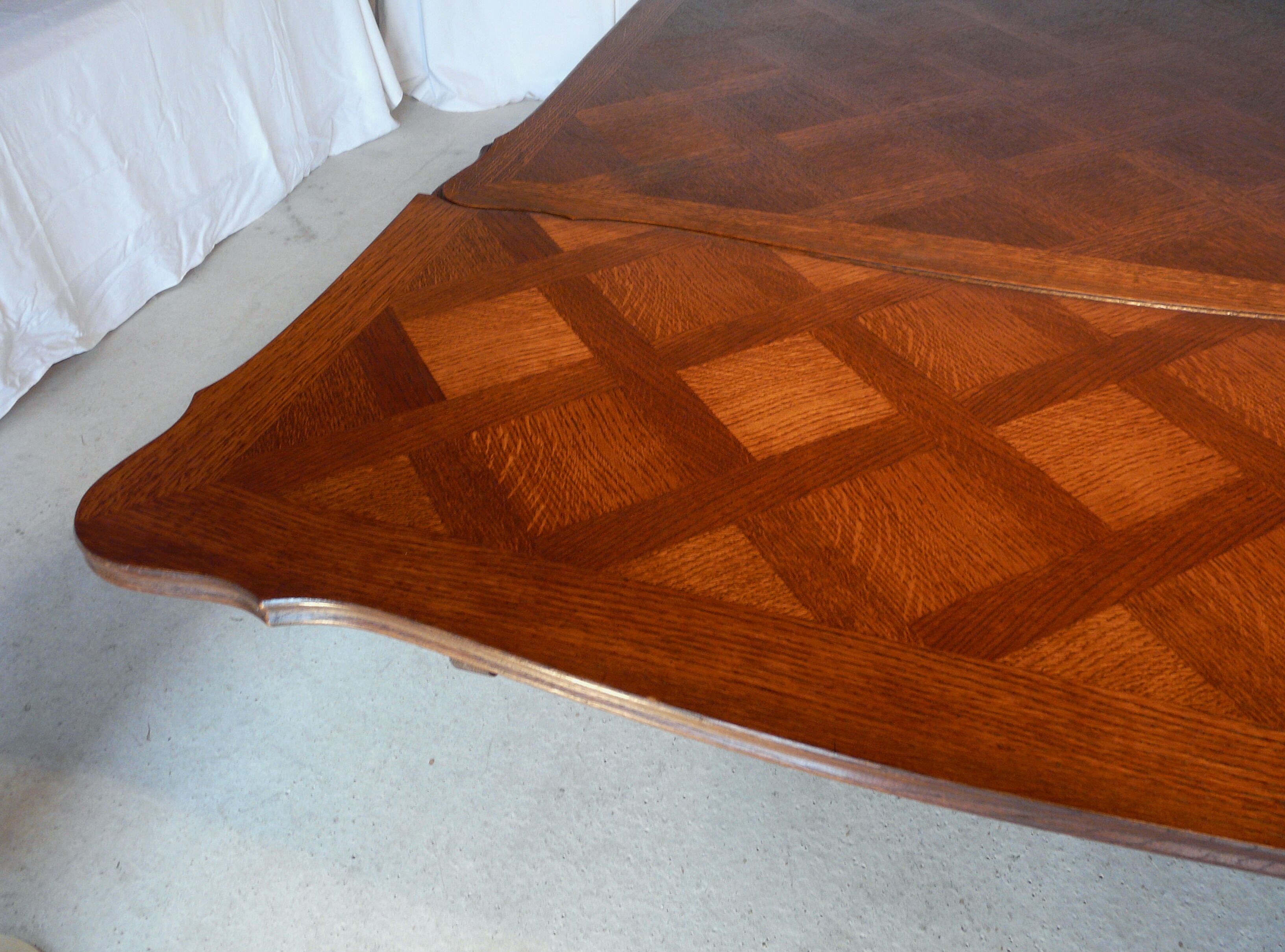 Extendable rectangular table with Italian extension cords