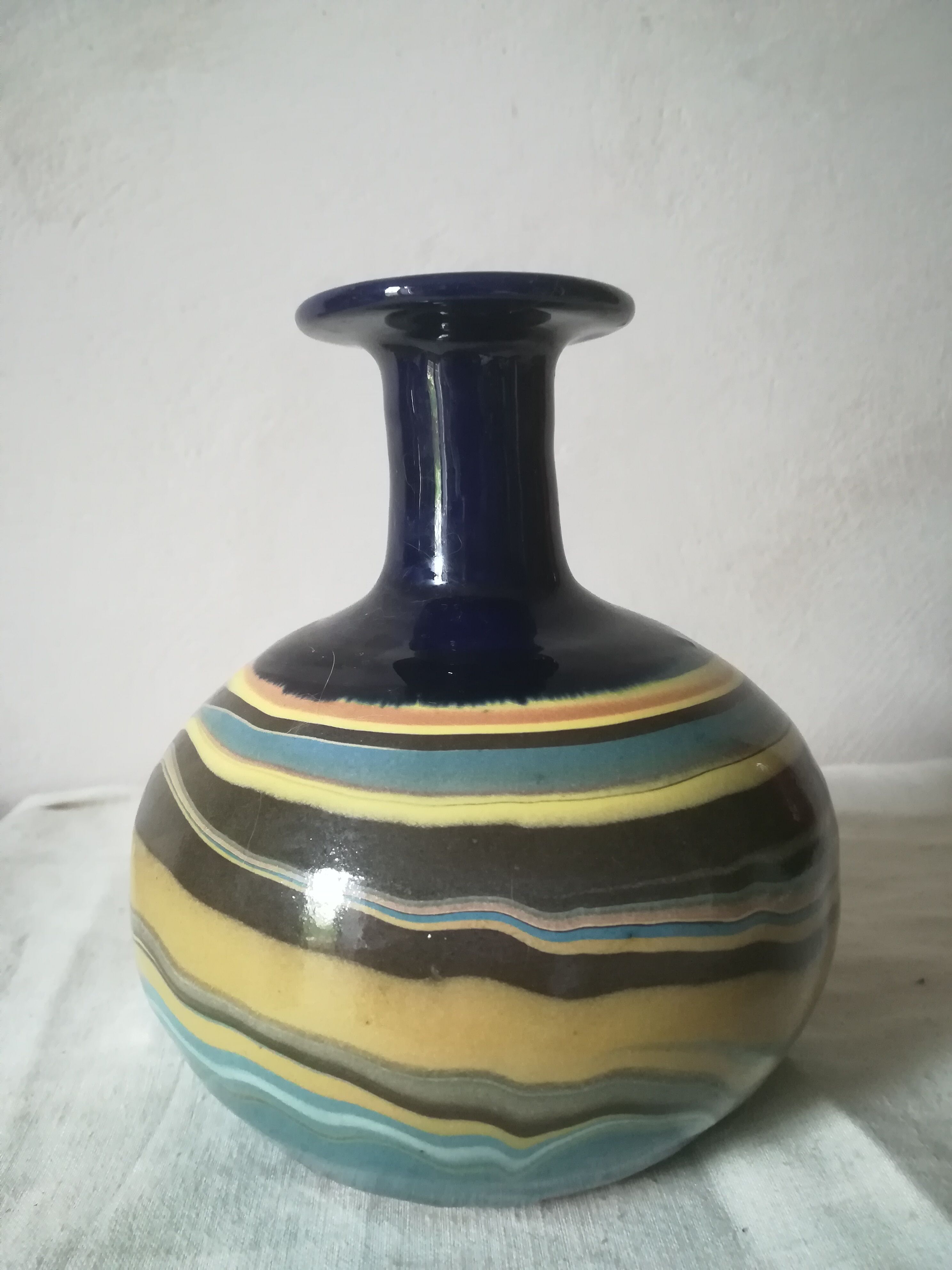 Vase boule en terre mêlée