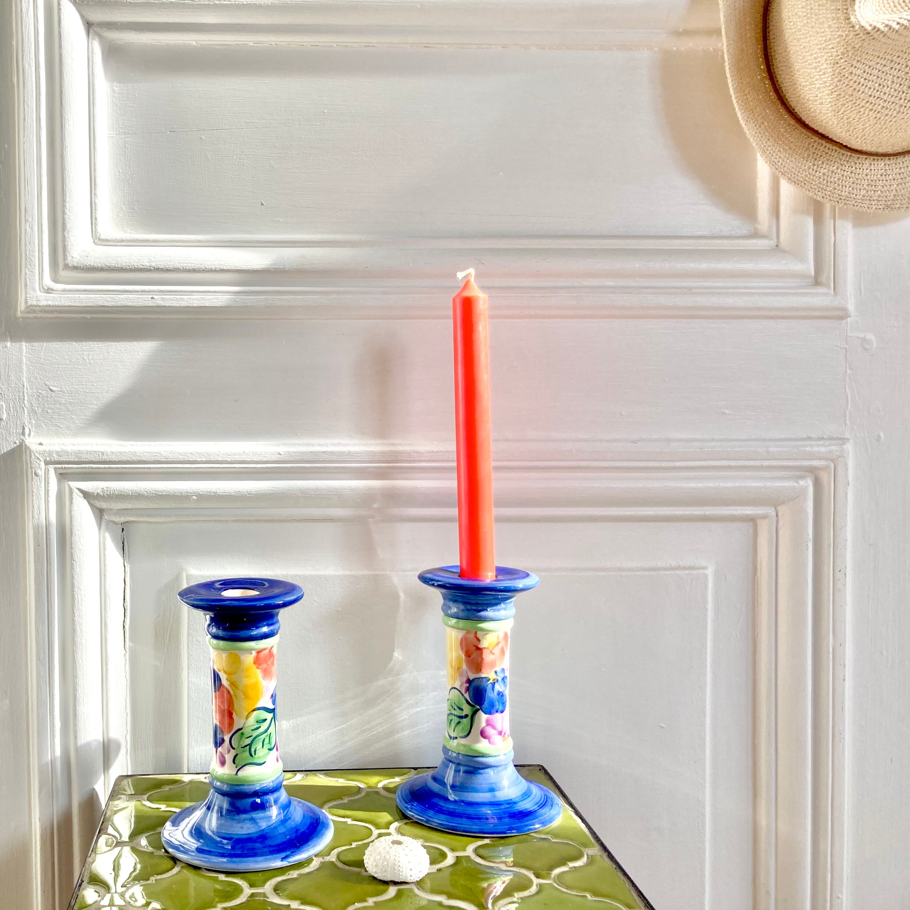 Paire de bougeoirs céramique décor fleurs