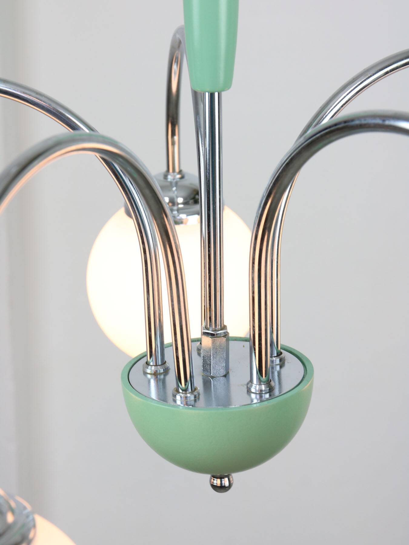 Lustre italien en chrome et opalin du milieu du siècle