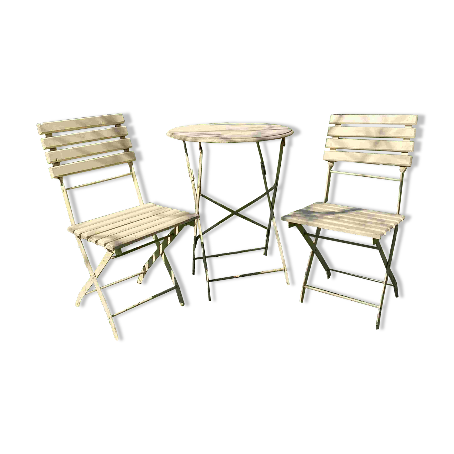 Table et 2 chaises de jardin en métal et bois beige marquées "Bistrot Paris"