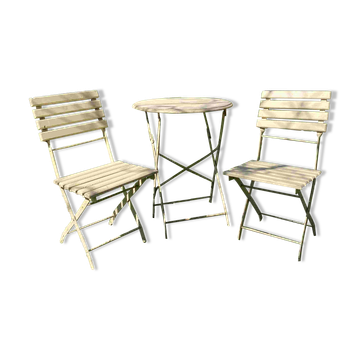 Table et 2 chaises de jardin en métal et bois beige marquées "Bistrot Paris"