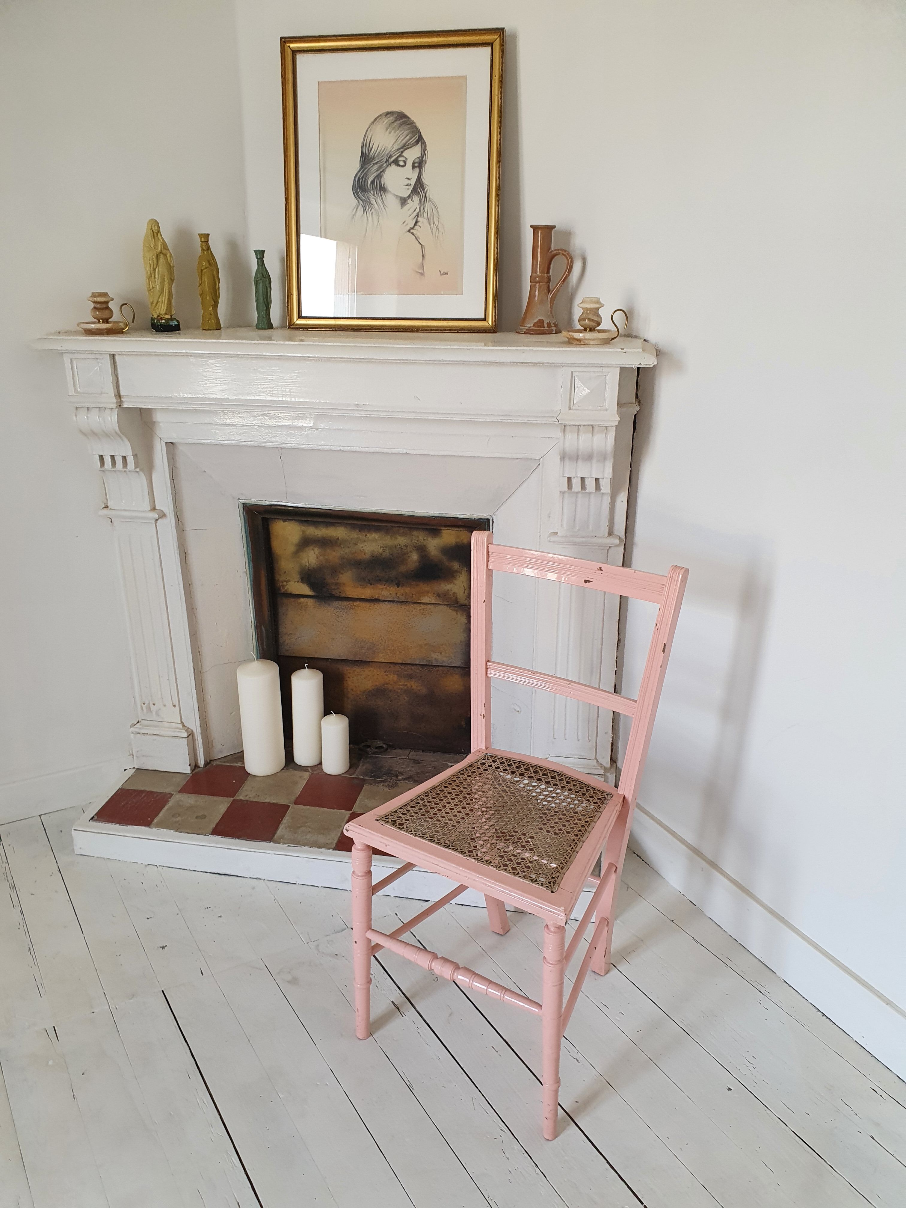 Chaise ancienne vintage rose avec assise cannage