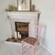 Chaise ancienne vintage rose avec assise cannage