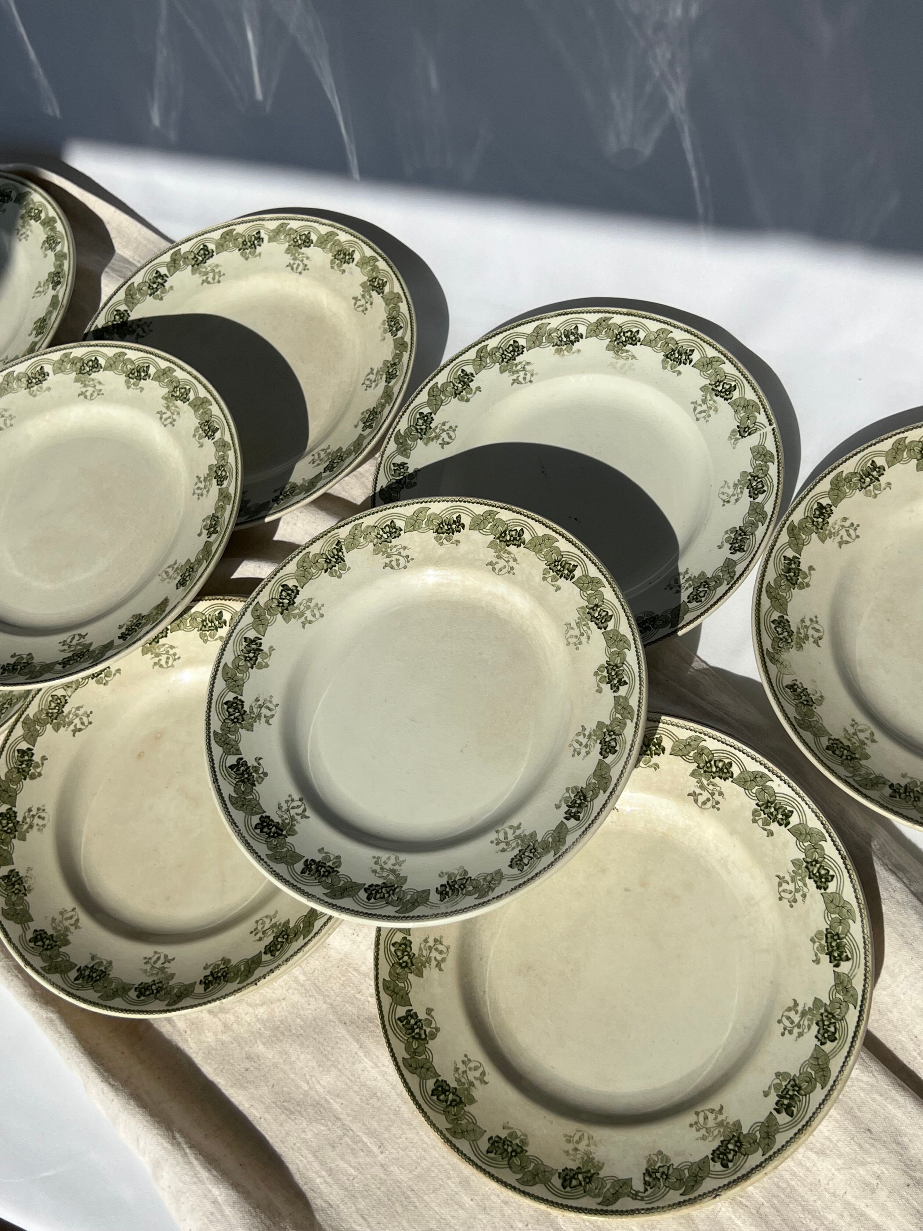 Moulin Des Loups & Hamage 12 plates model "Violetta" early twentieth century