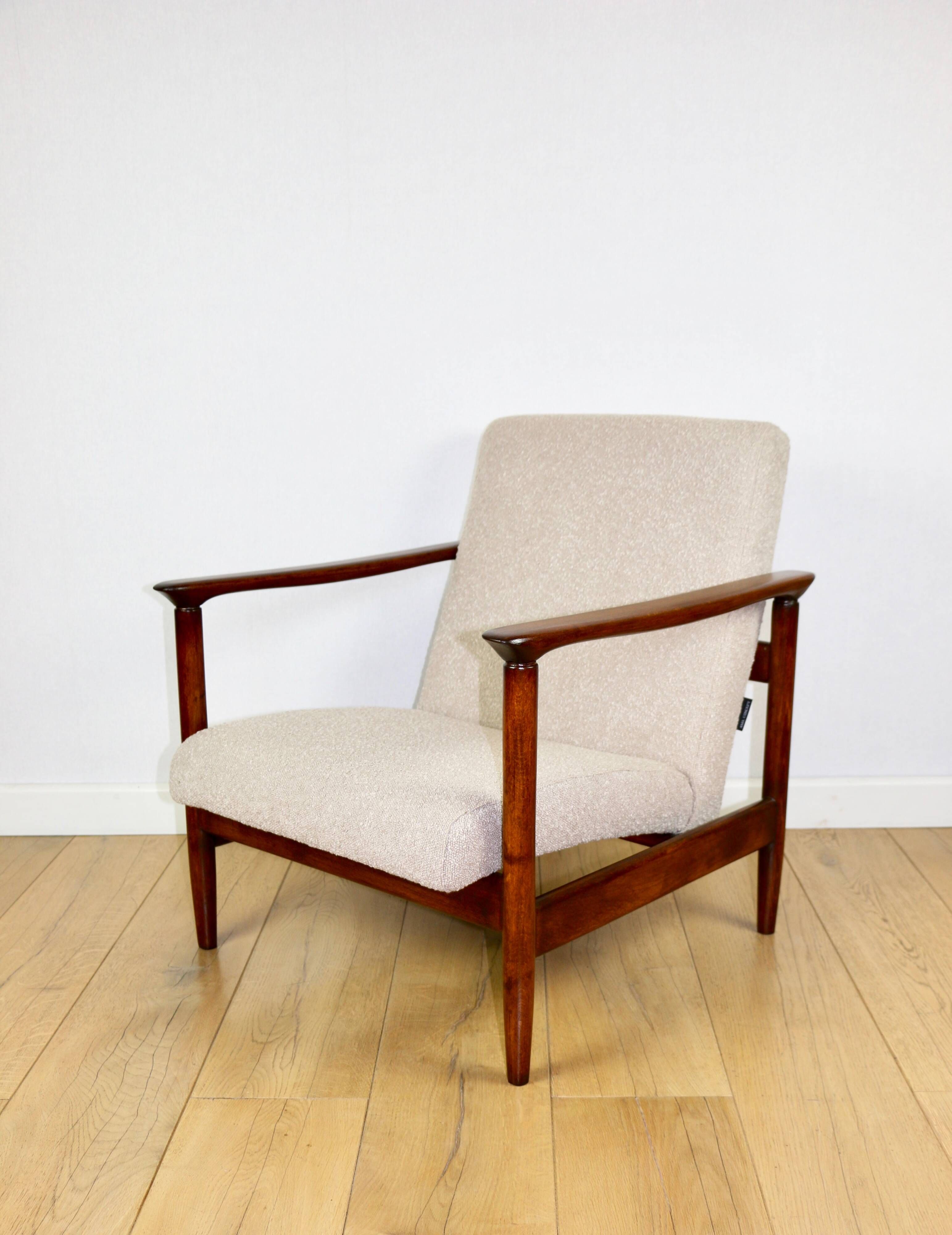 Fauteuil GFM-142, design d'Edmund Homa des années 70, en bouclé beige, bois foncé.