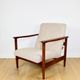 Fauteuil GFM-142, design d'Edmund Homa des années 70, en bouclé beige, bois foncé.