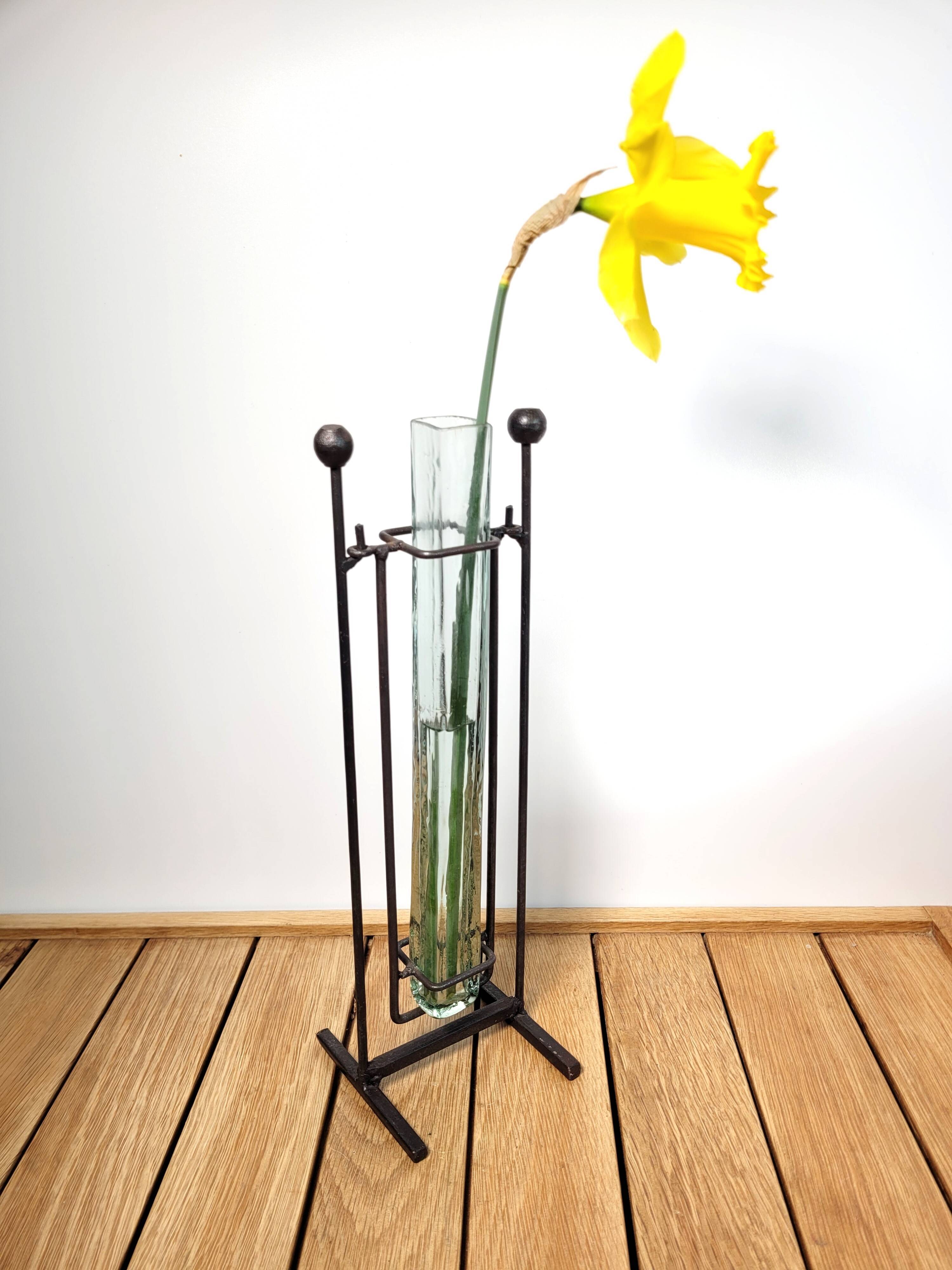 Soliflore vase on rocking portico