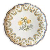 Plat rond ancien en faience de Lyon à décor de roses jaunes