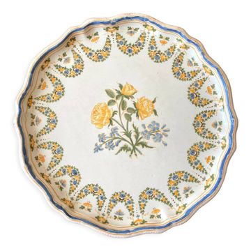Plat rond ancien en faience de Lyon à décor de roses jaunes