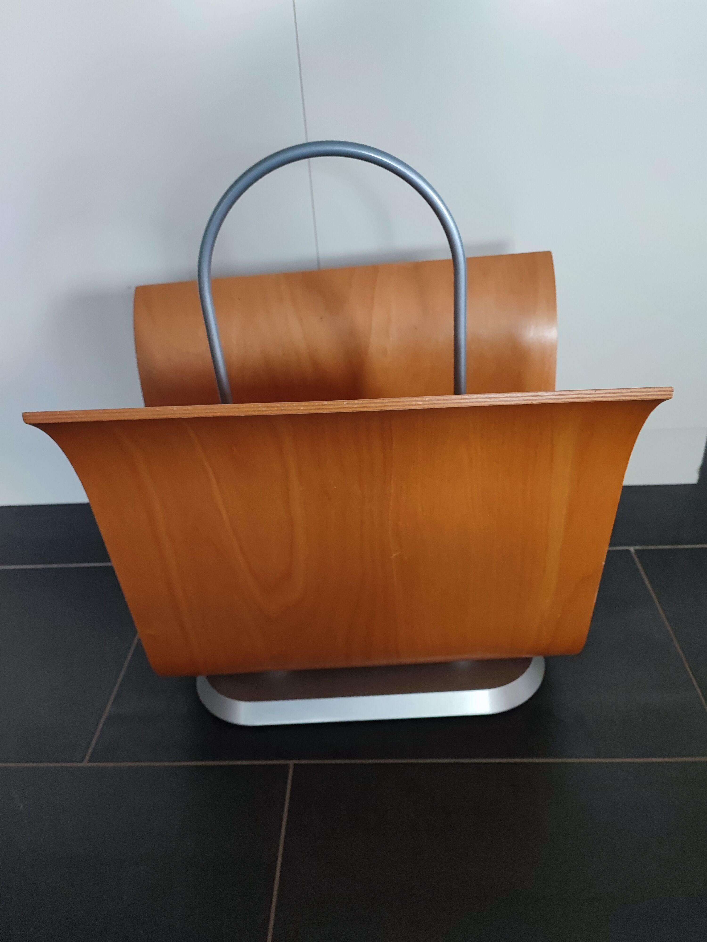 Roset line magazine and newspaper holder