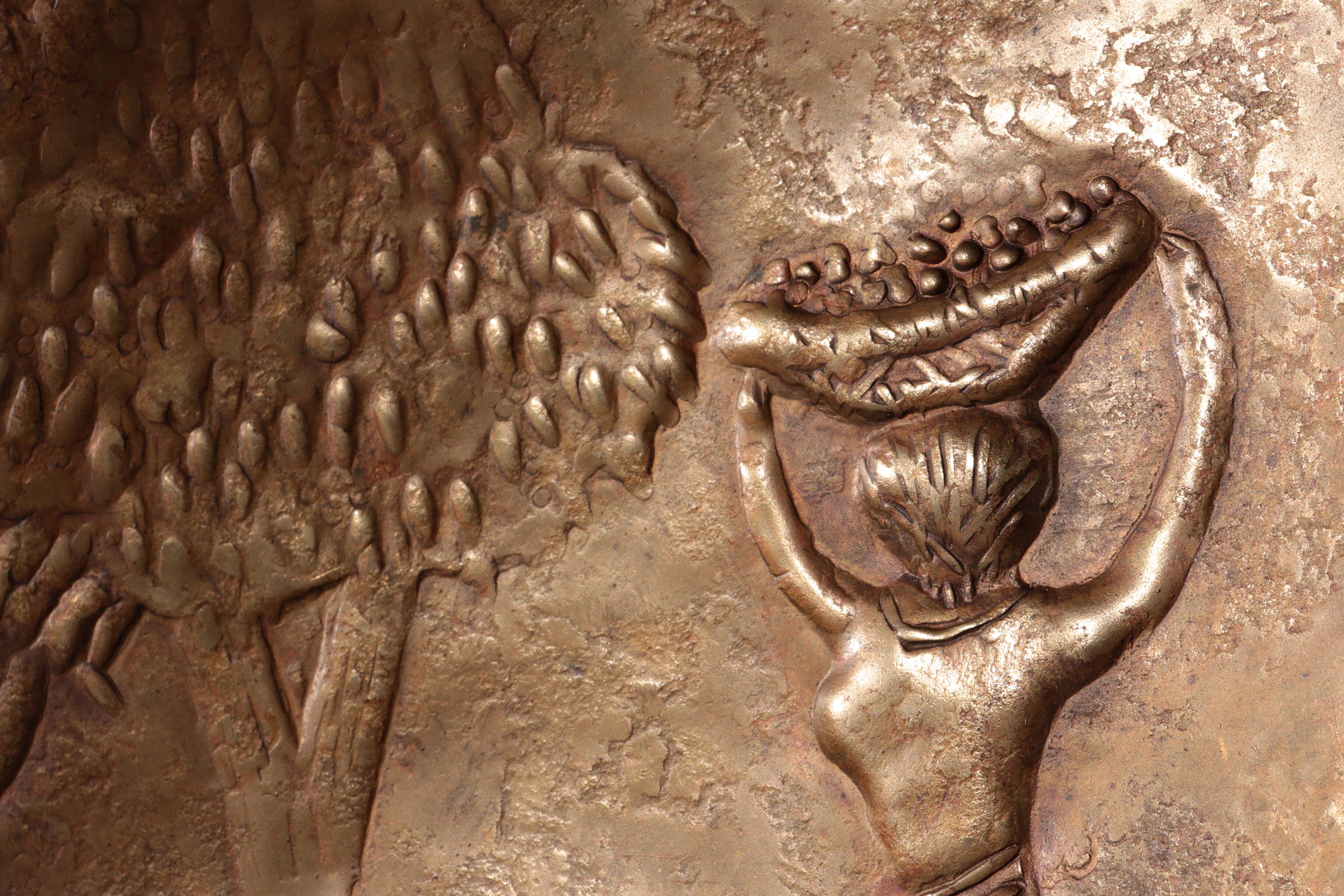 Miroir sculptural en cuivre martelé attribué à Angelo Bragalini