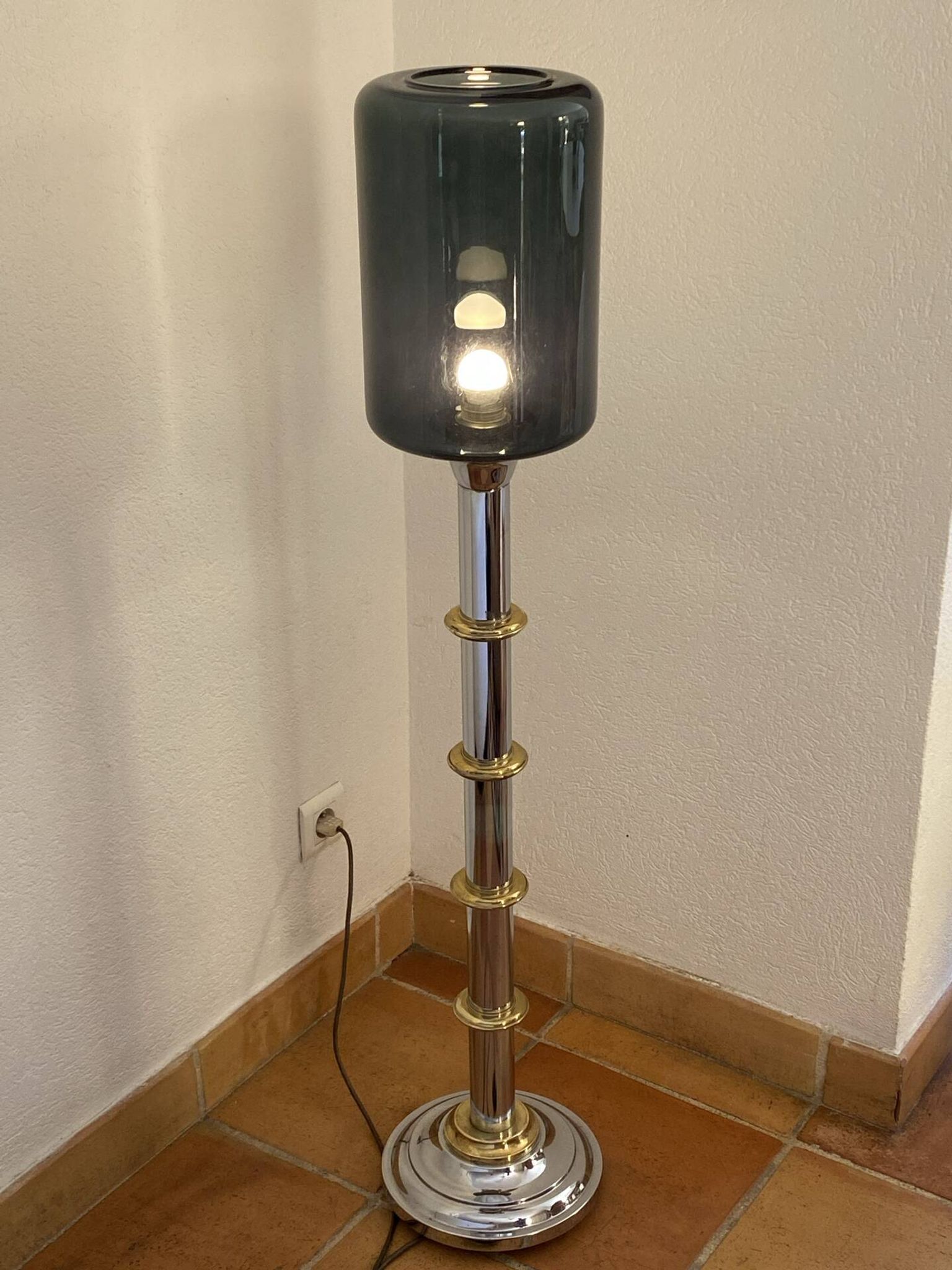 Lampadaire en métal et verre fumé