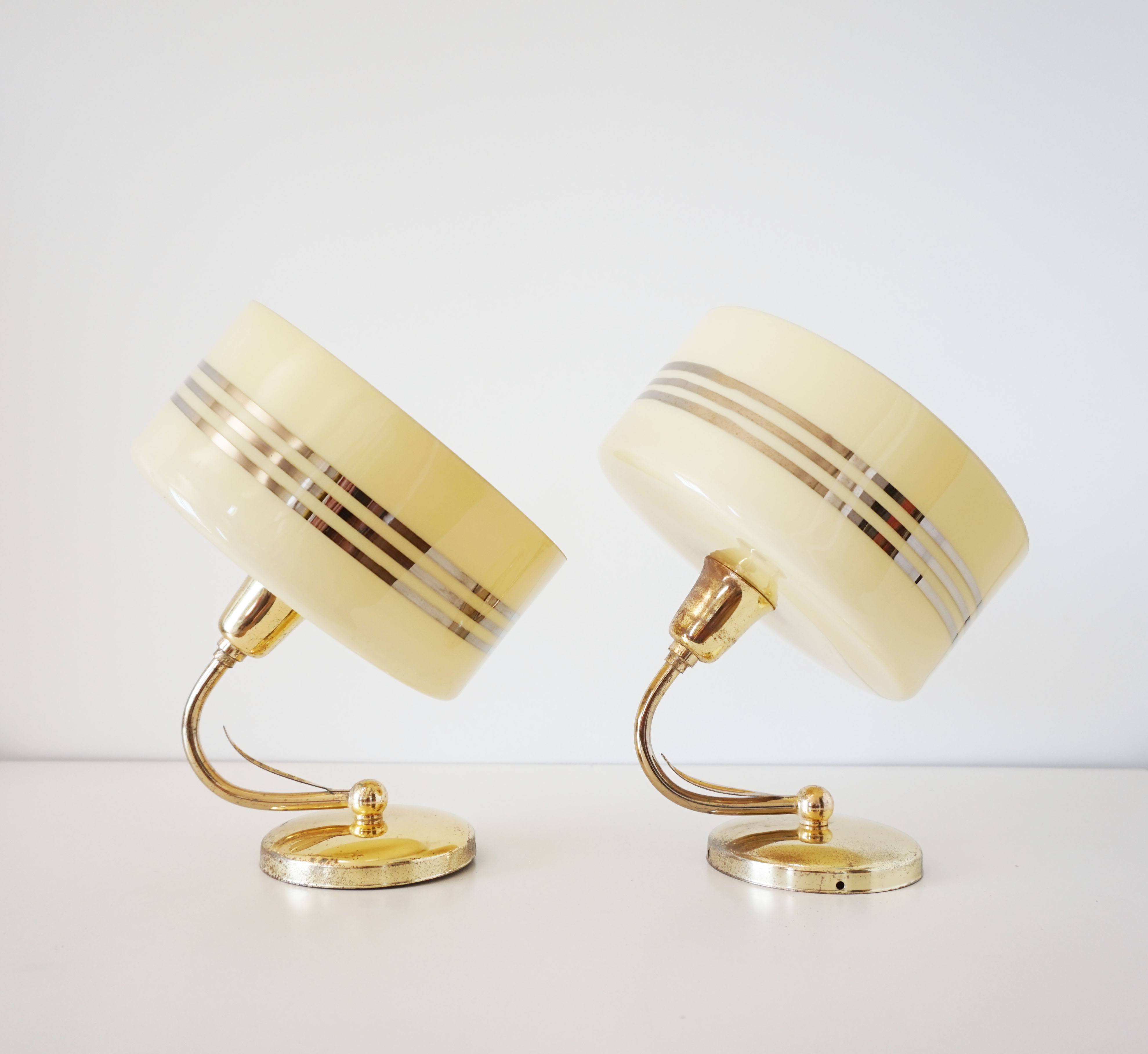 Paire d'appliques globe opaline jaune et doré