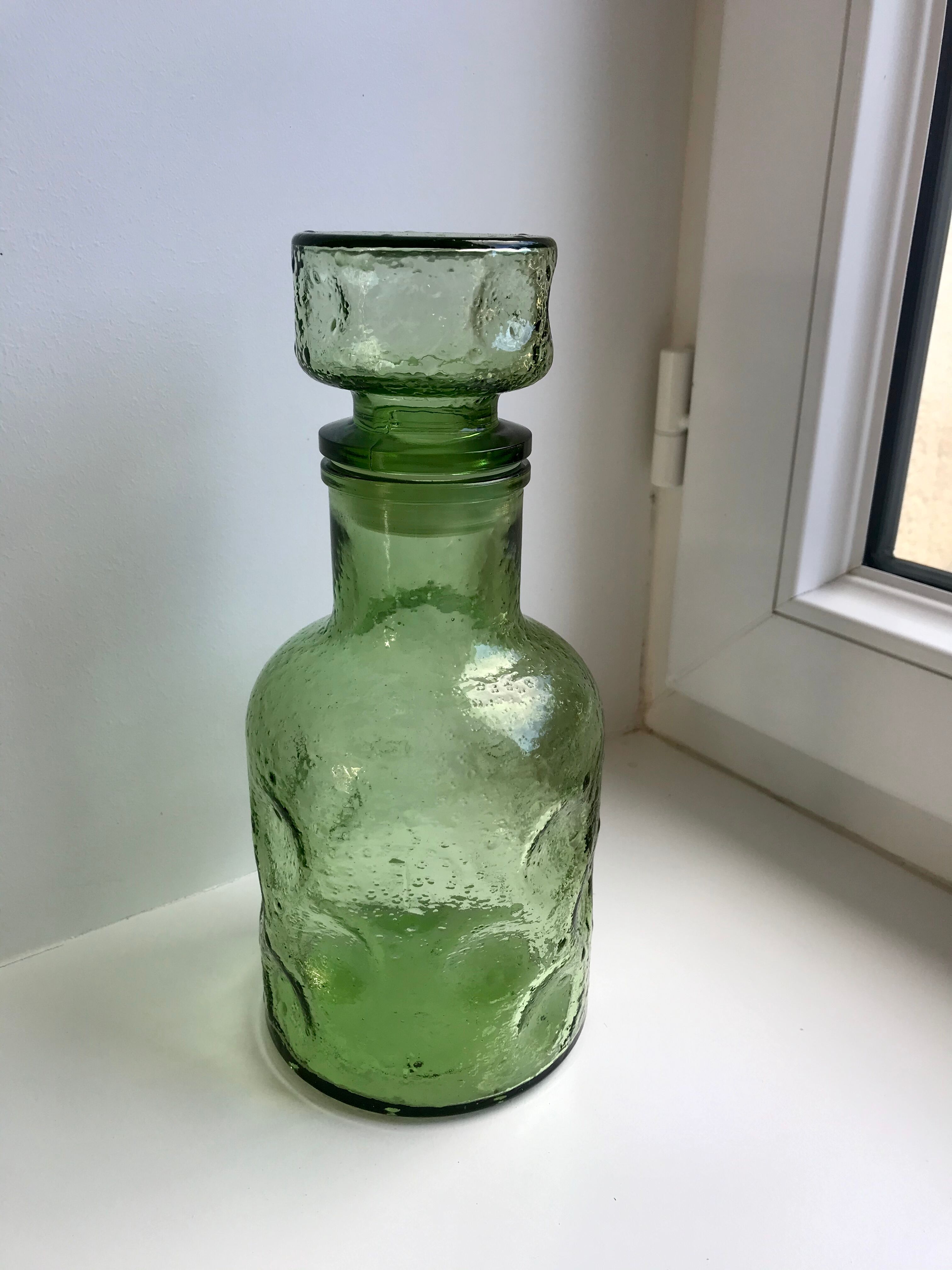Decanter in green bubbled glass 70s