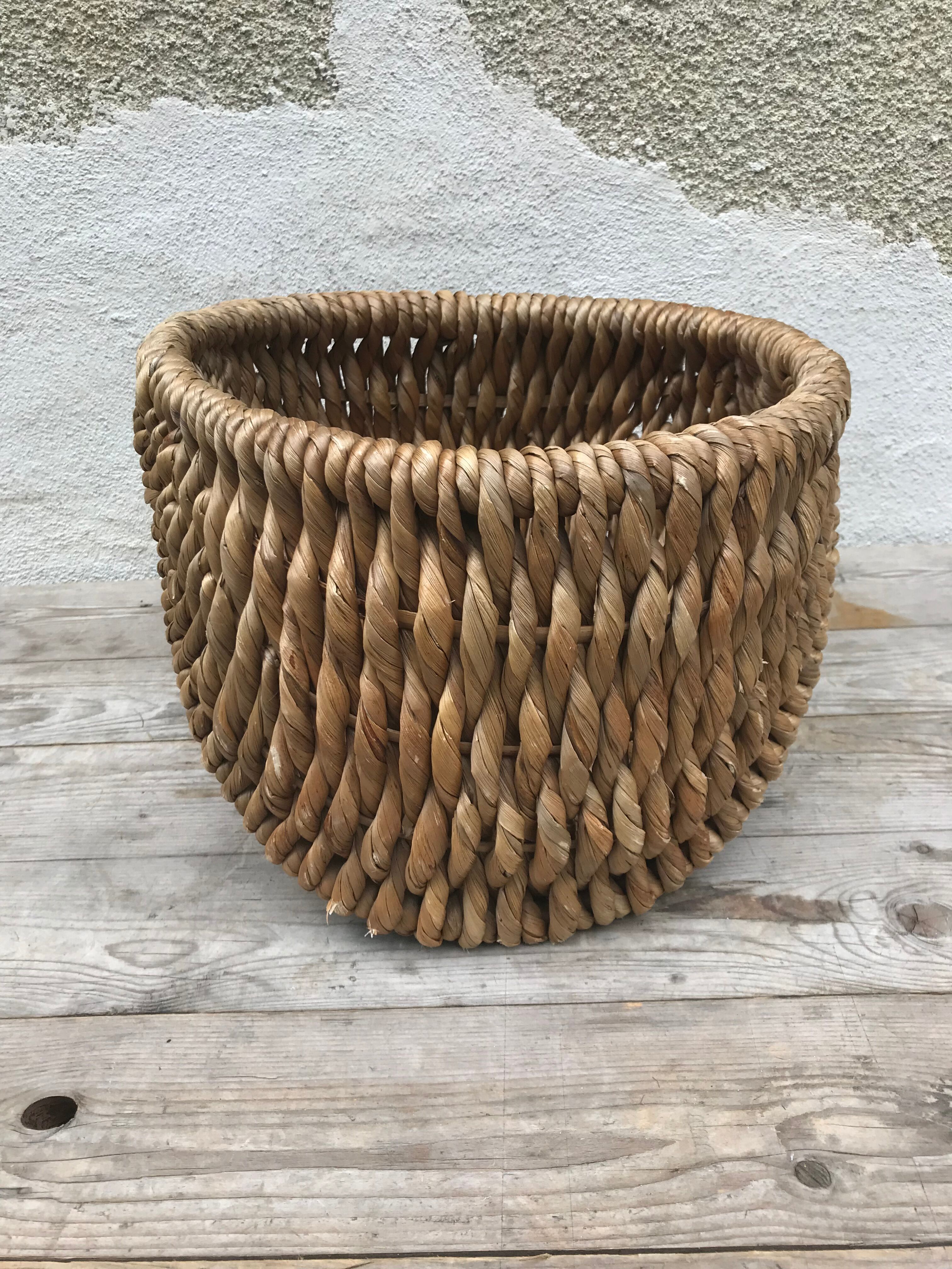 Basket trash of the 60s in braided rattan with handles