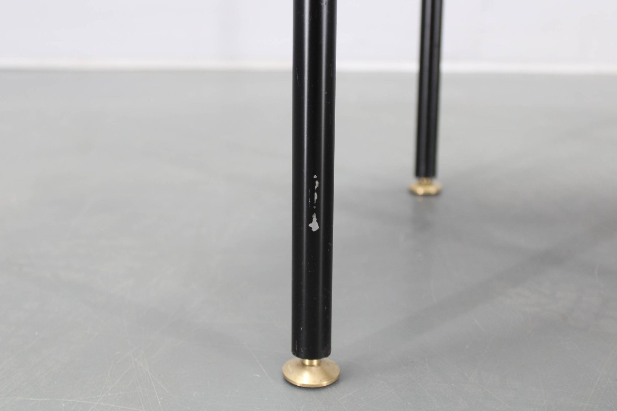 Table basse italienne des années 1970, placage en teck, piètement en métal et laiton