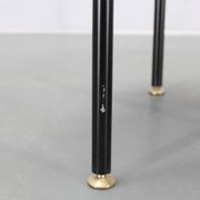 Table basse italienne des années 1970, placage en teck, piètement en métal et laiton