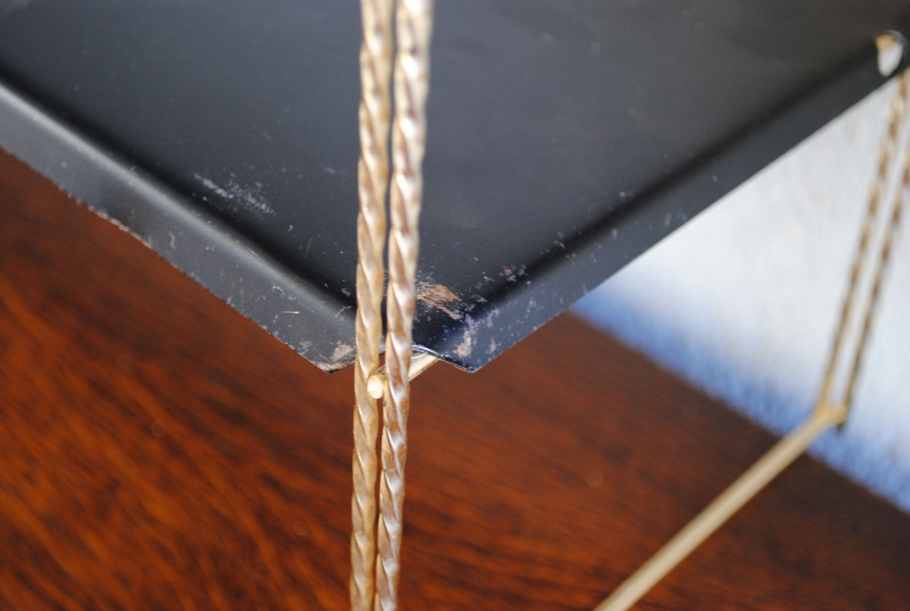 Shelf wall metal string