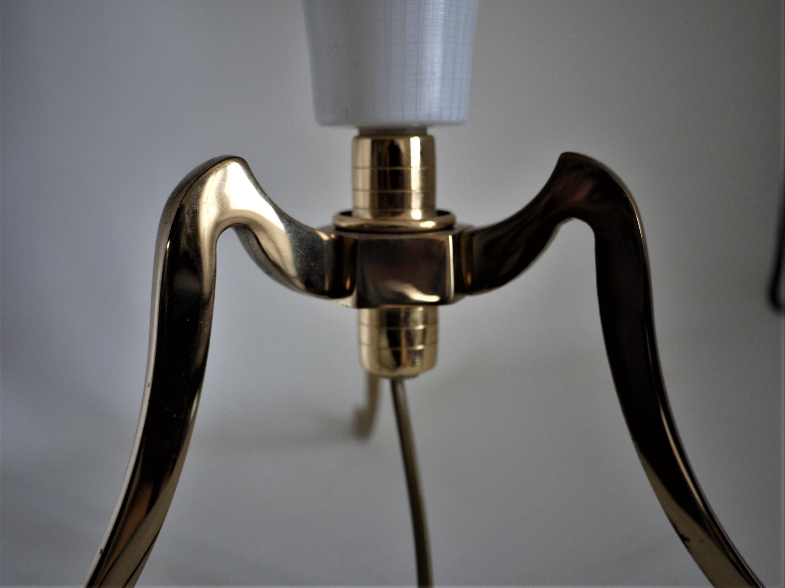 Vintage brass trepied lamp