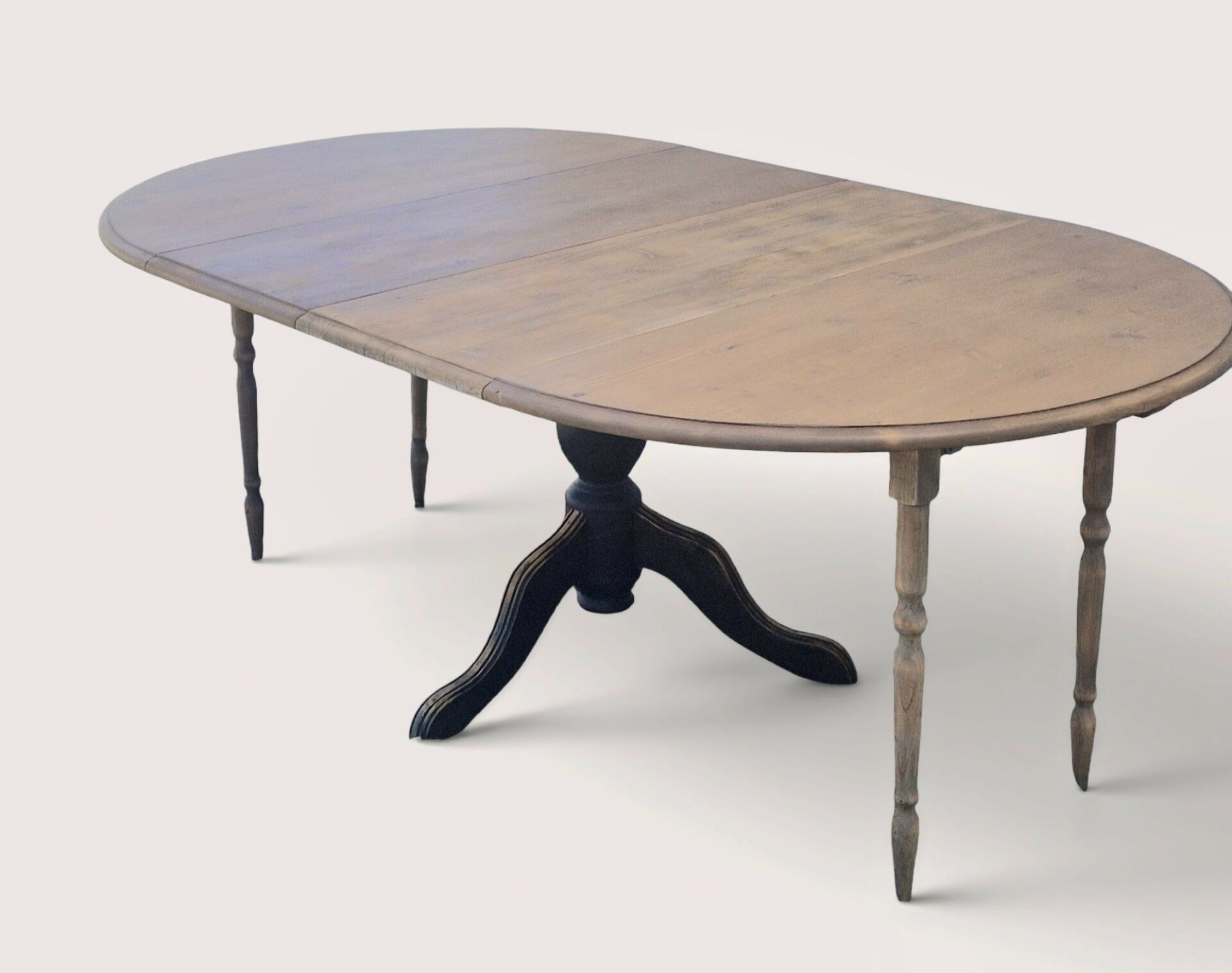 Extendable round table with central leg – Chic country spirit