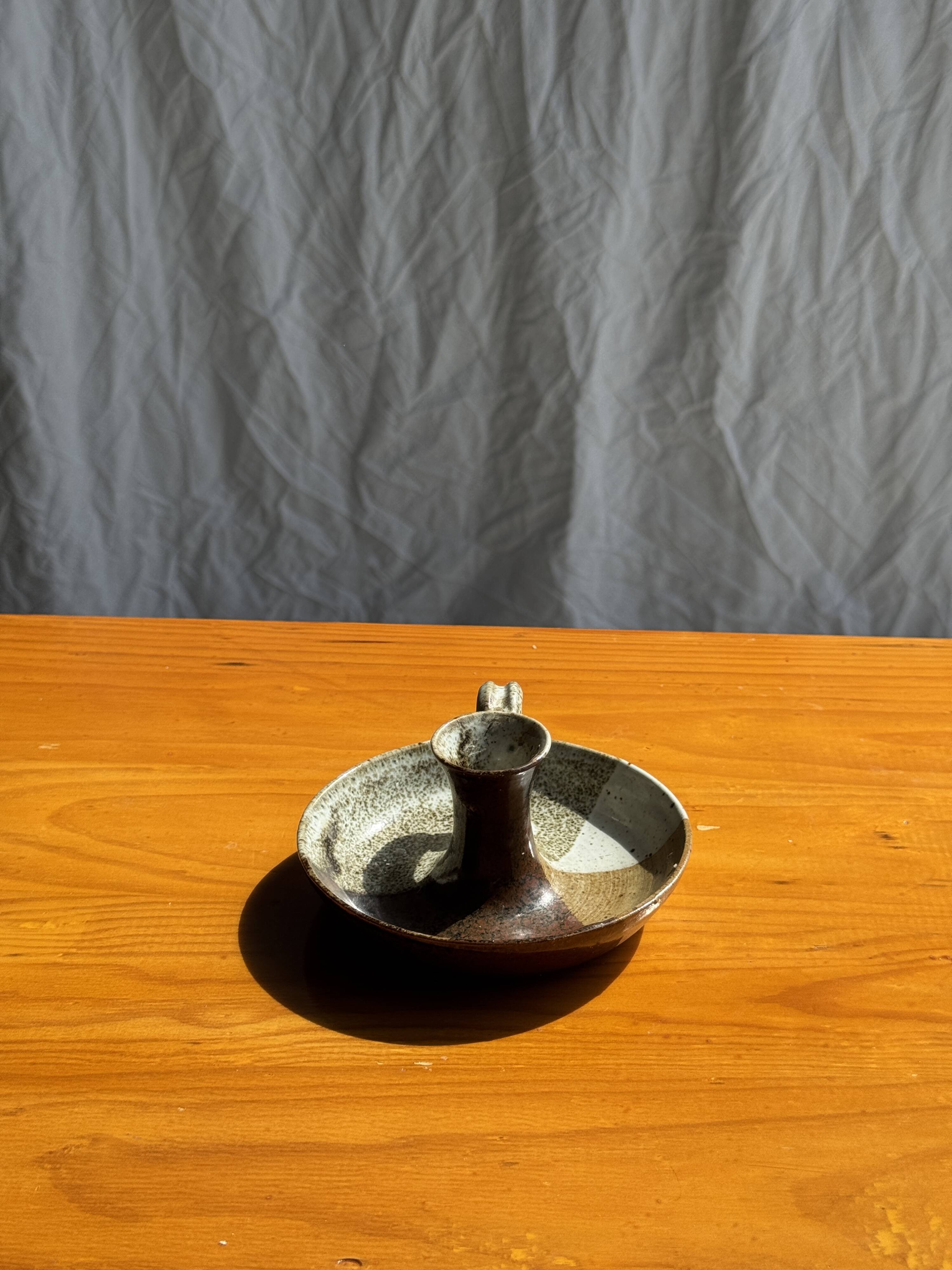 Small hand-held candle holder in two-tone brown and gray stoneware H6.5