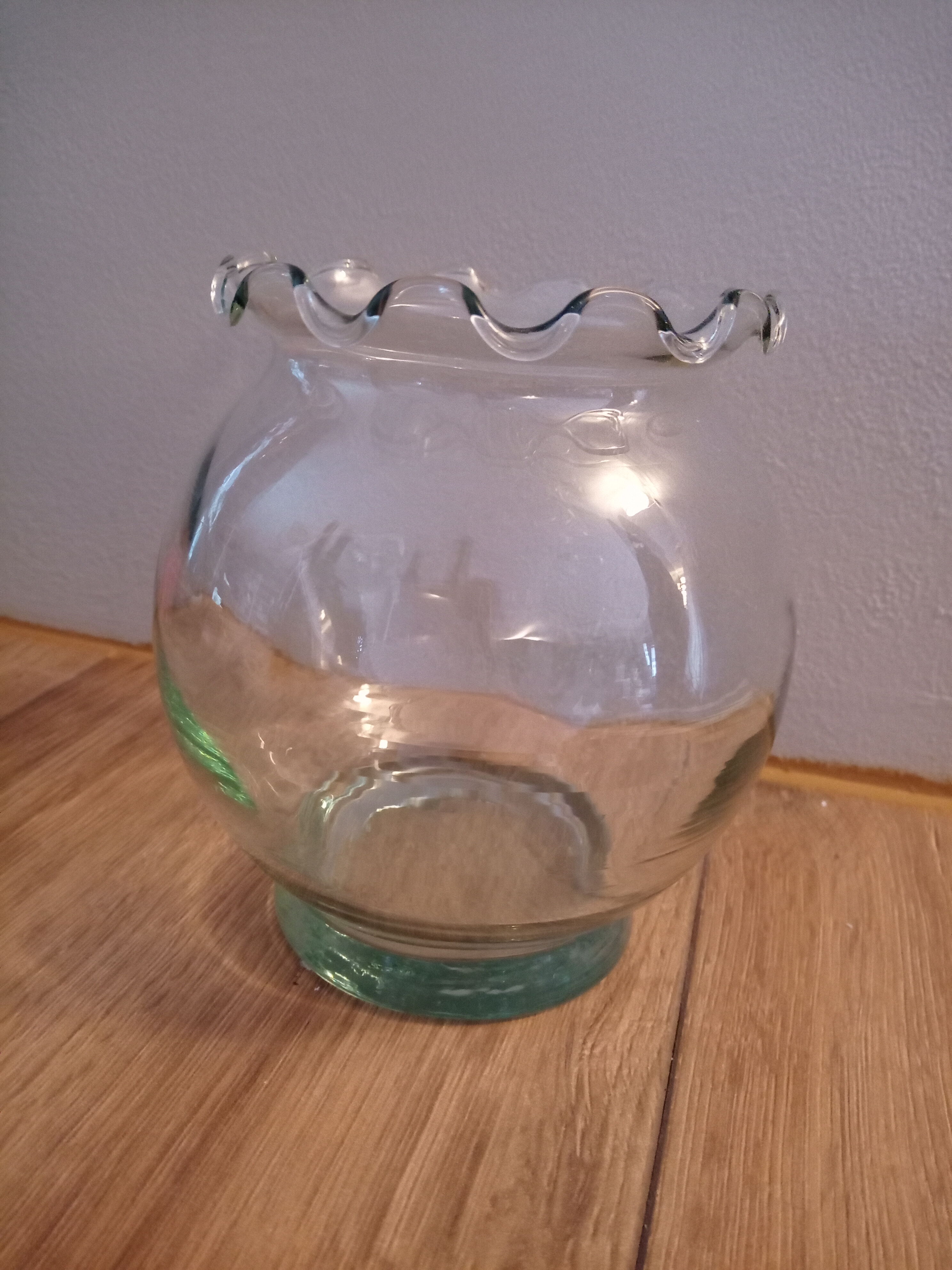 Vase ball cast glass corrugated collar