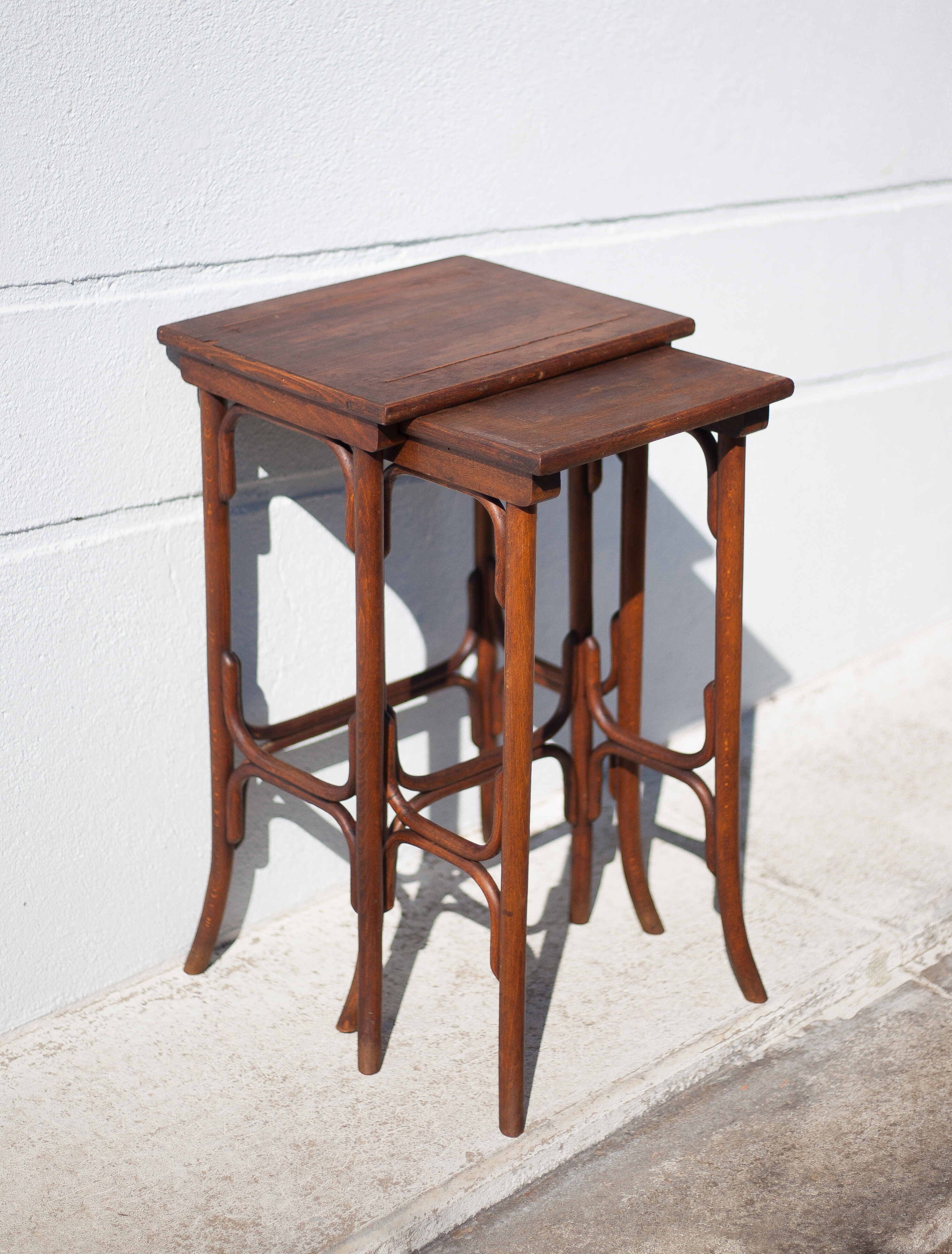 Curved wood trundle table