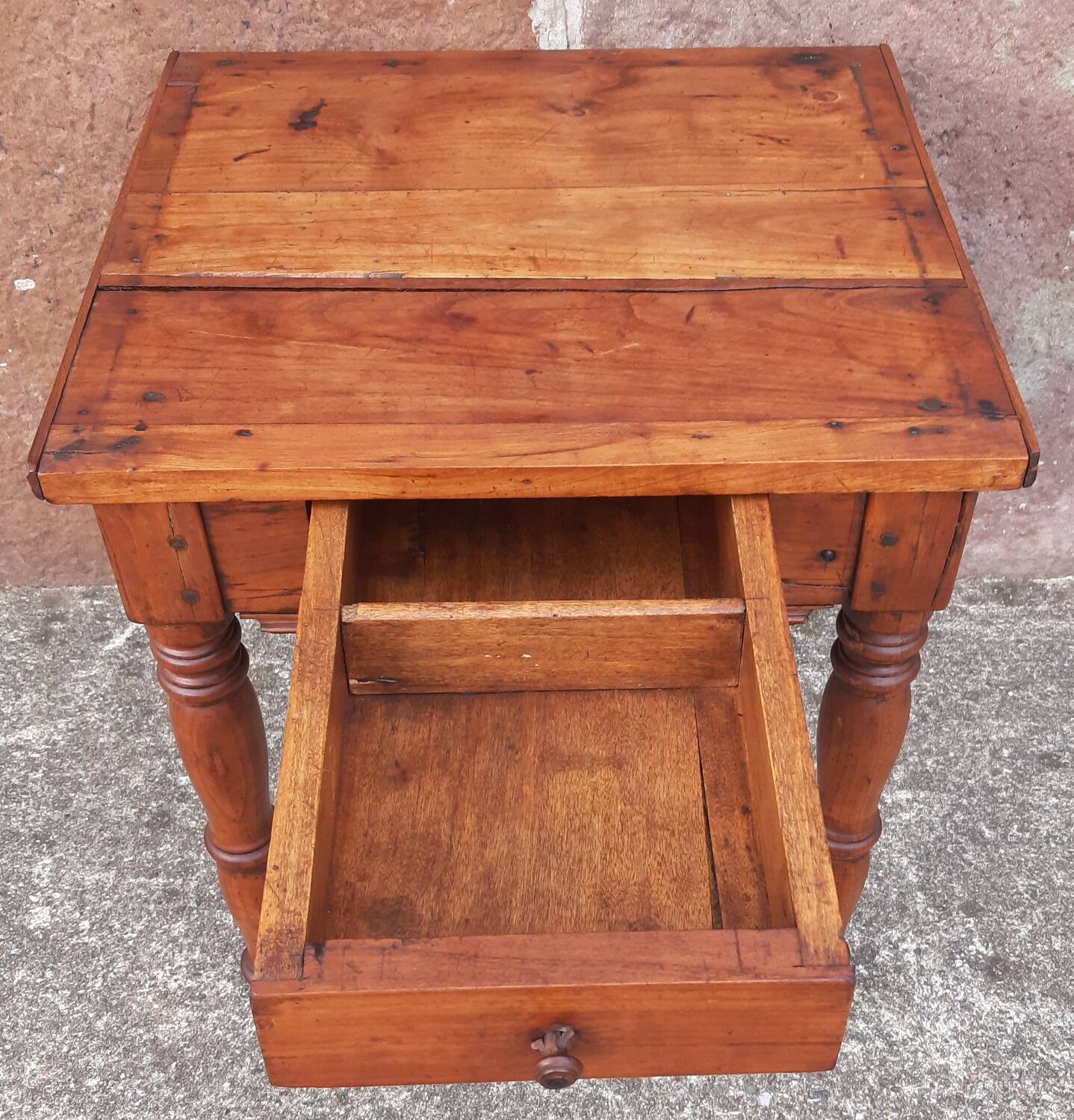 Coffee table or bedside table in wood. (With drawer)