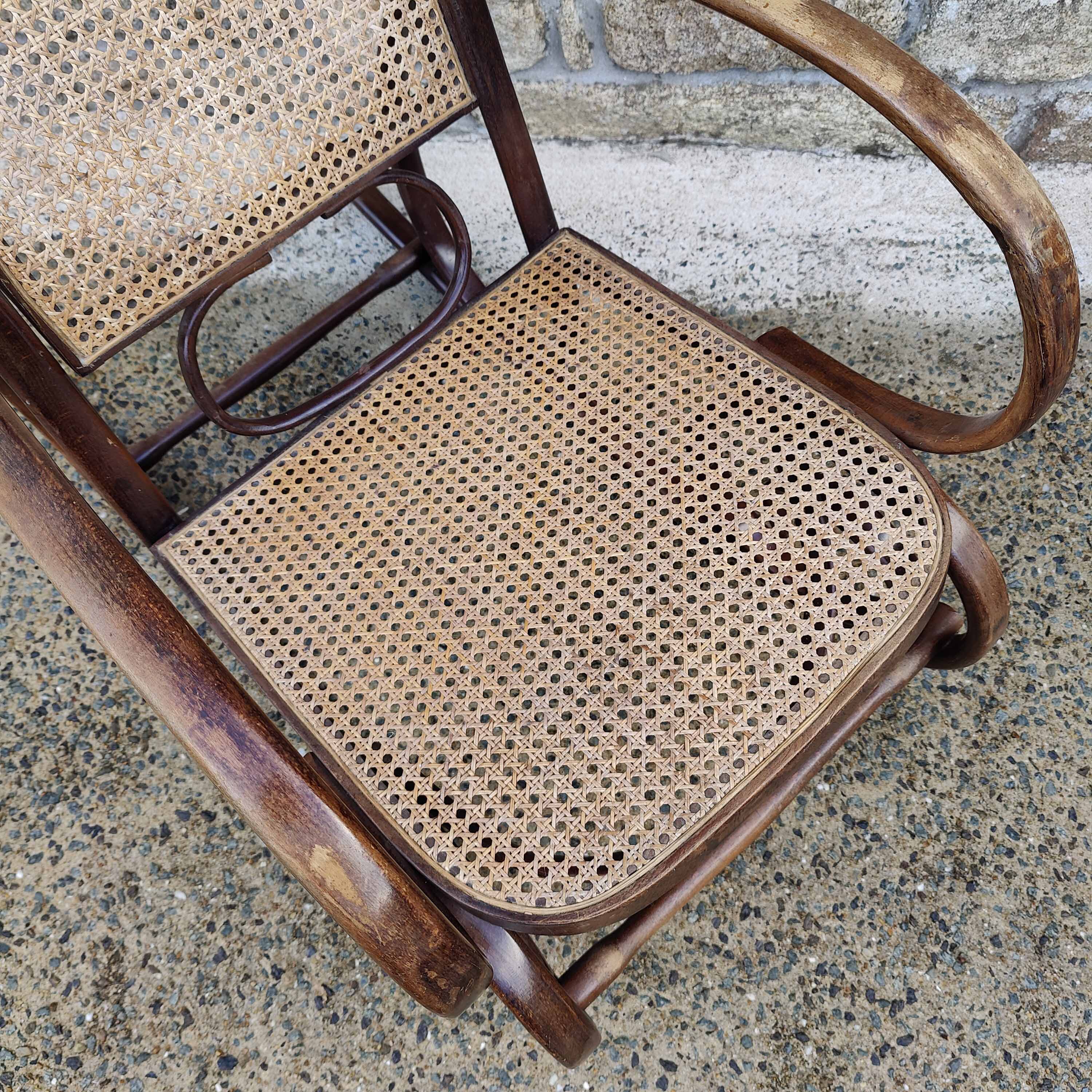 Rocking-chair cannage and curved wood
