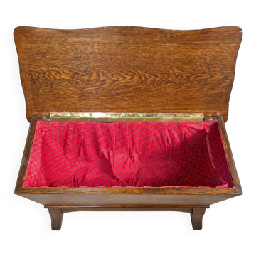 Coffre chêne massif anglais Arts & Crafts – pieds sabre, doublure rouge