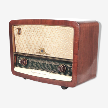 Vintage Bluetooth radio: Radiola RA 575 A from 1956