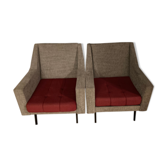 Deux fauteuils gris et rouge