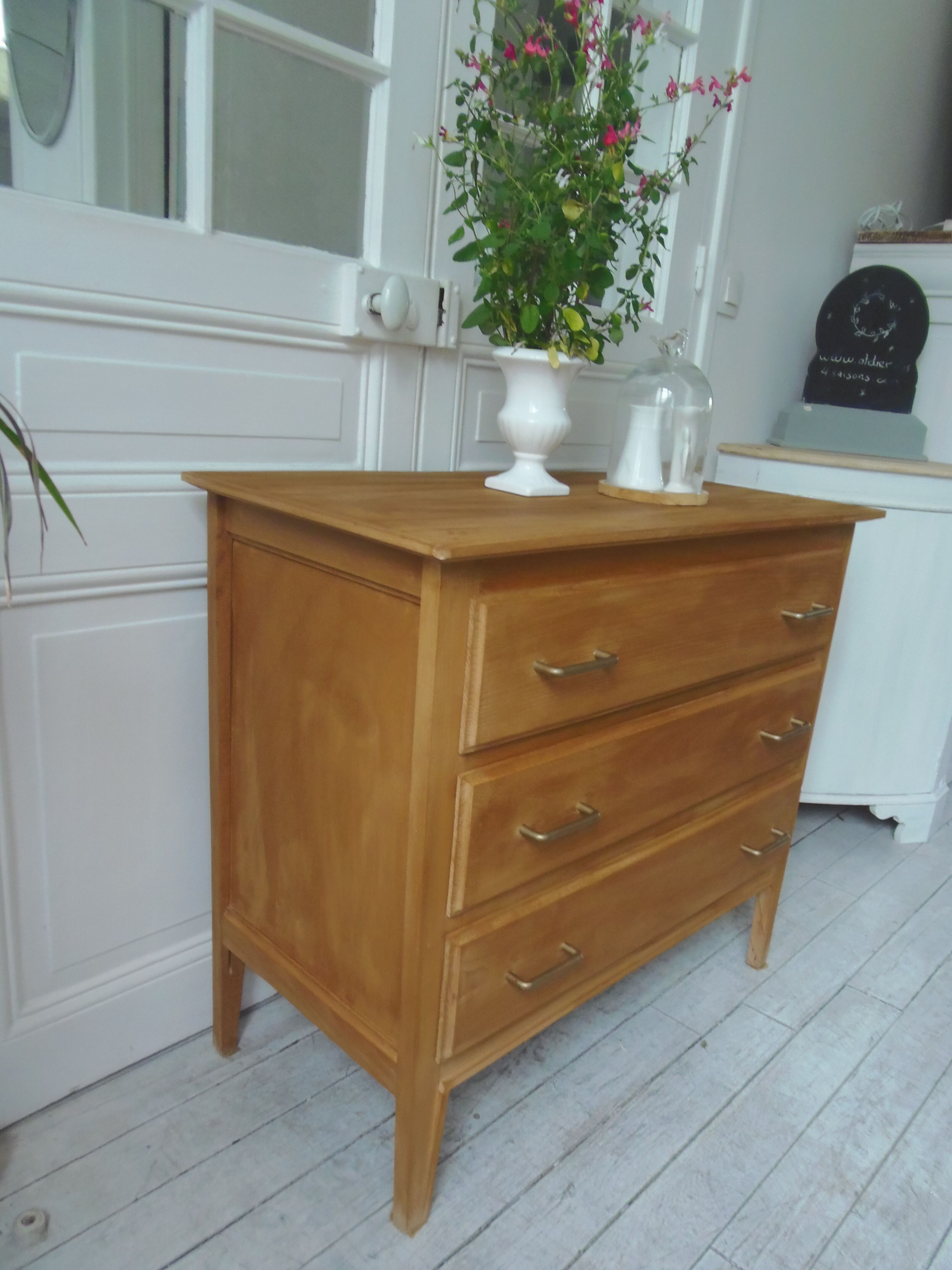 Commode vintage des années 60 à 3 tiroirs avec pieds compas.