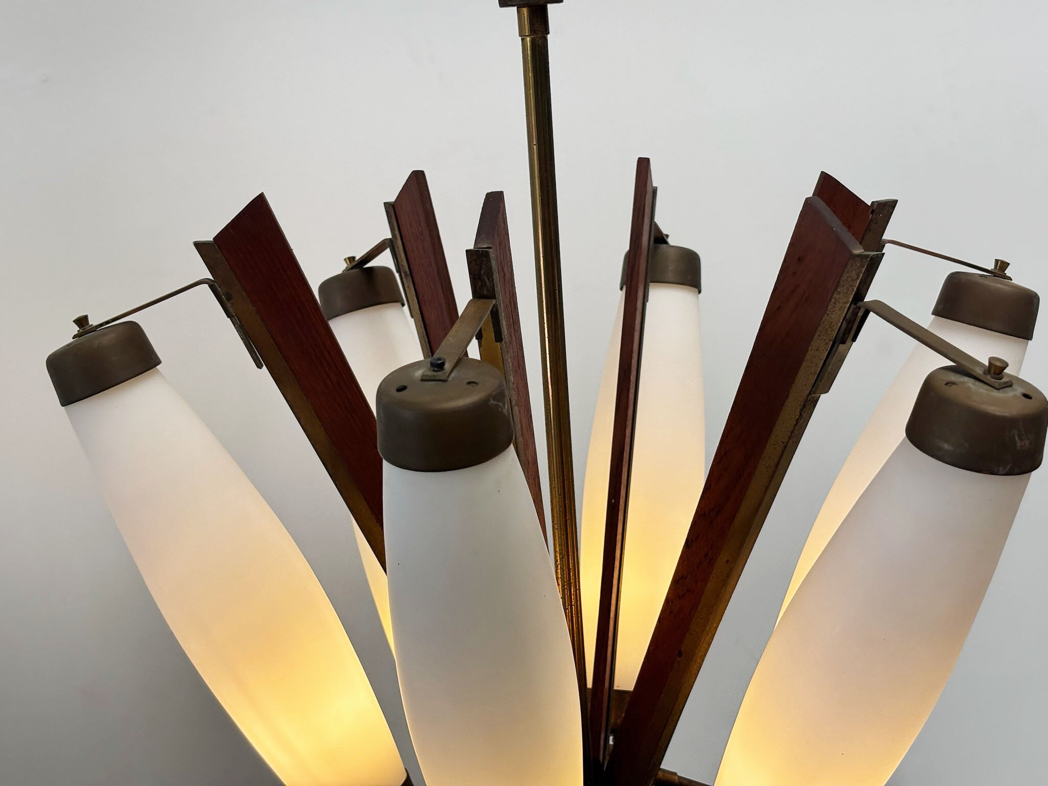 Lustre italien en teck et laiton