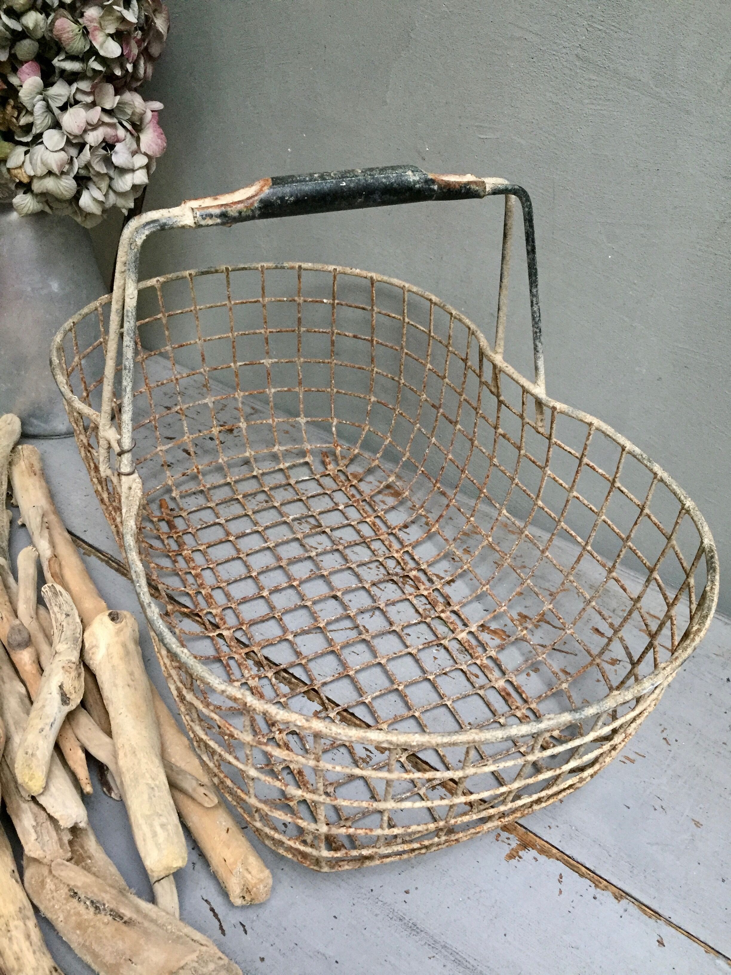 Fishing basket on foot